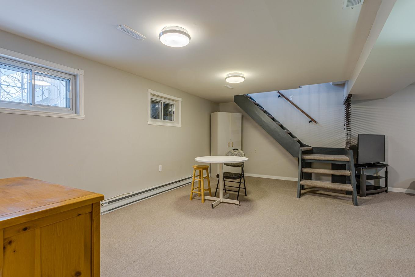 Salle familiale - 7680 Place Turpin, Brossard, QC - Indoor