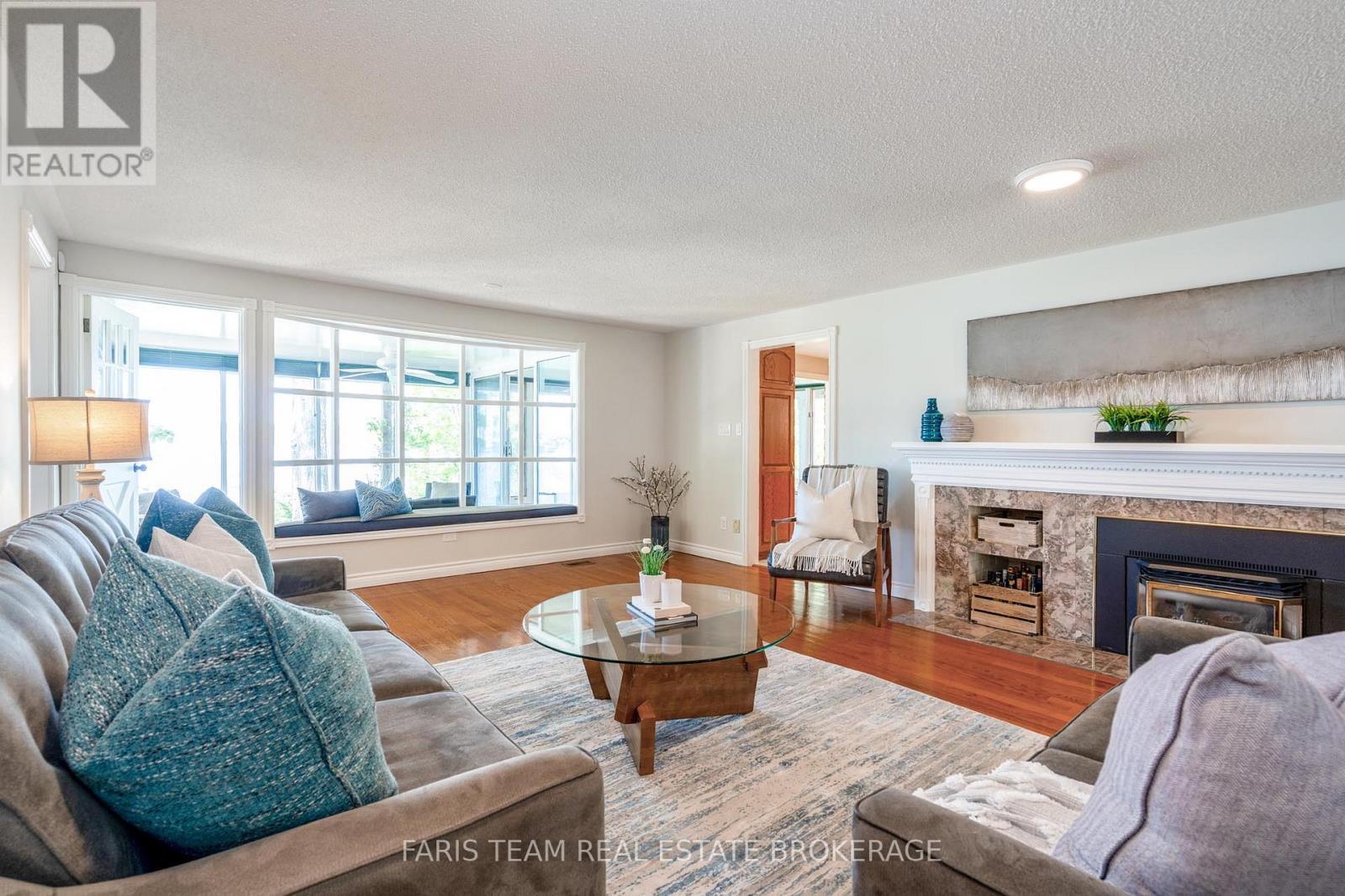 10 White Oaks Road, Barrie, ON - Indoor Photo Showing Living Room With Fireplace