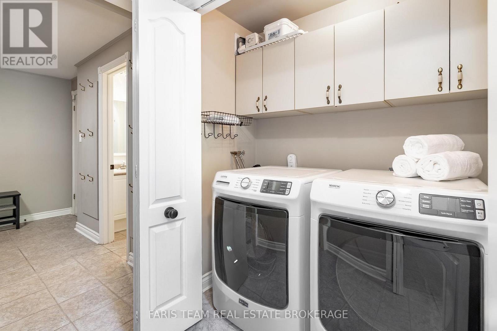 10 White Oaks Road, Barrie, ON - Indoor Photo Showing Laundry Room