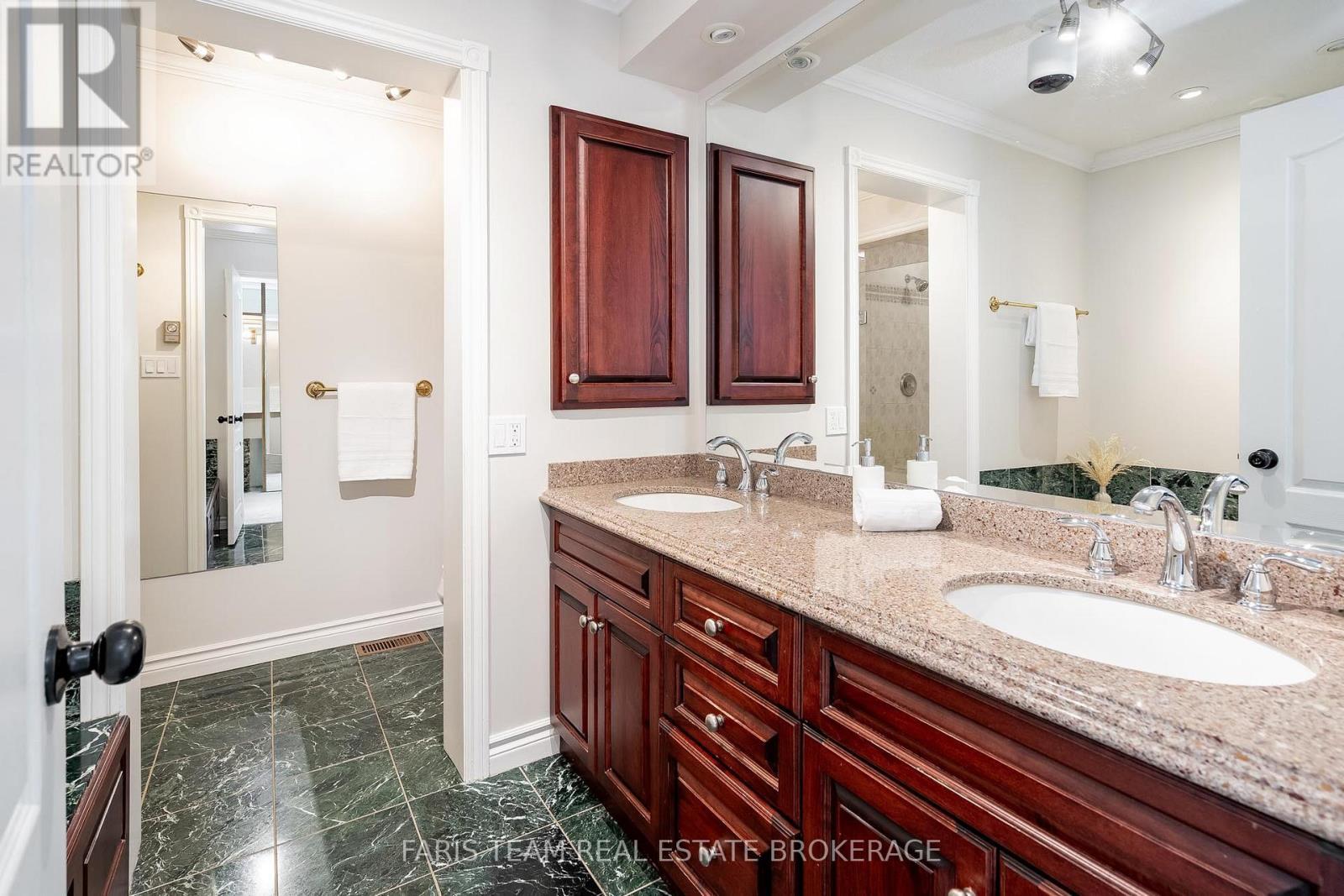 10 White Oaks Road, Barrie, ON - Indoor Photo Showing Bathroom