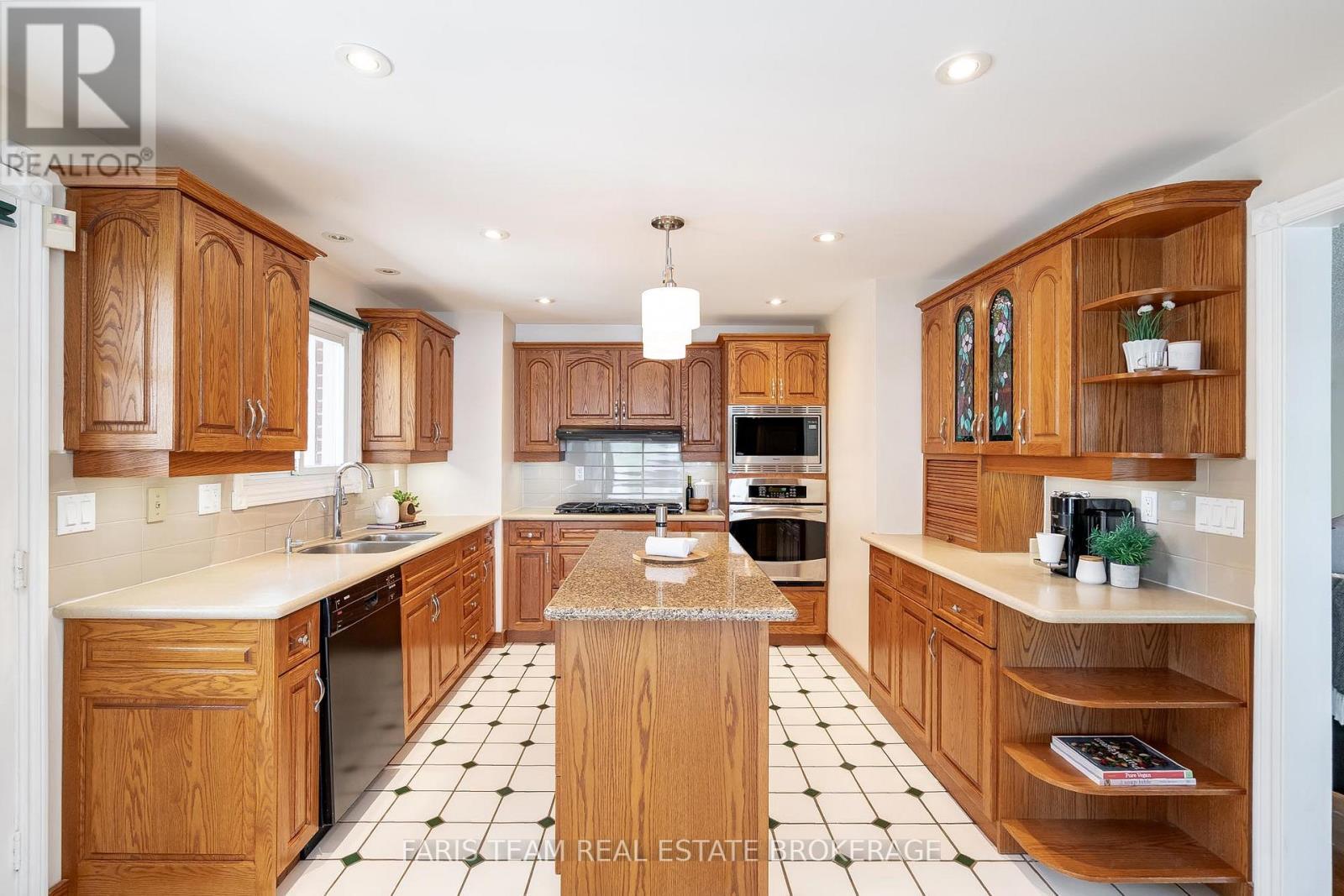 10 White Oaks Road, Barrie, ON - Indoor Photo Showing Kitchen With Double Sink
