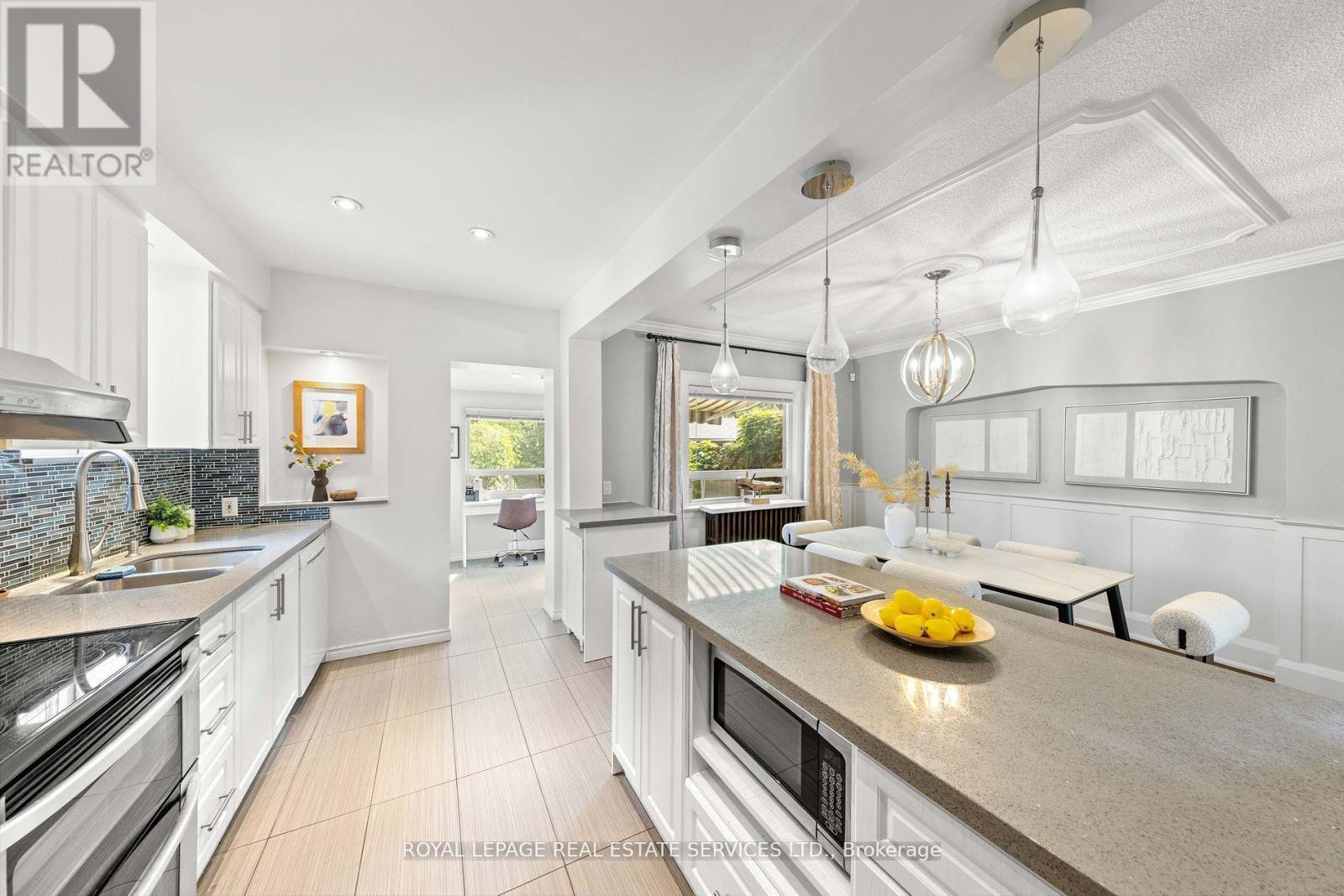 1565 Mount Pleasant Road, Toronto, ON - Indoor Photo Showing Kitchen With Double Sink With Upgraded Kitchen