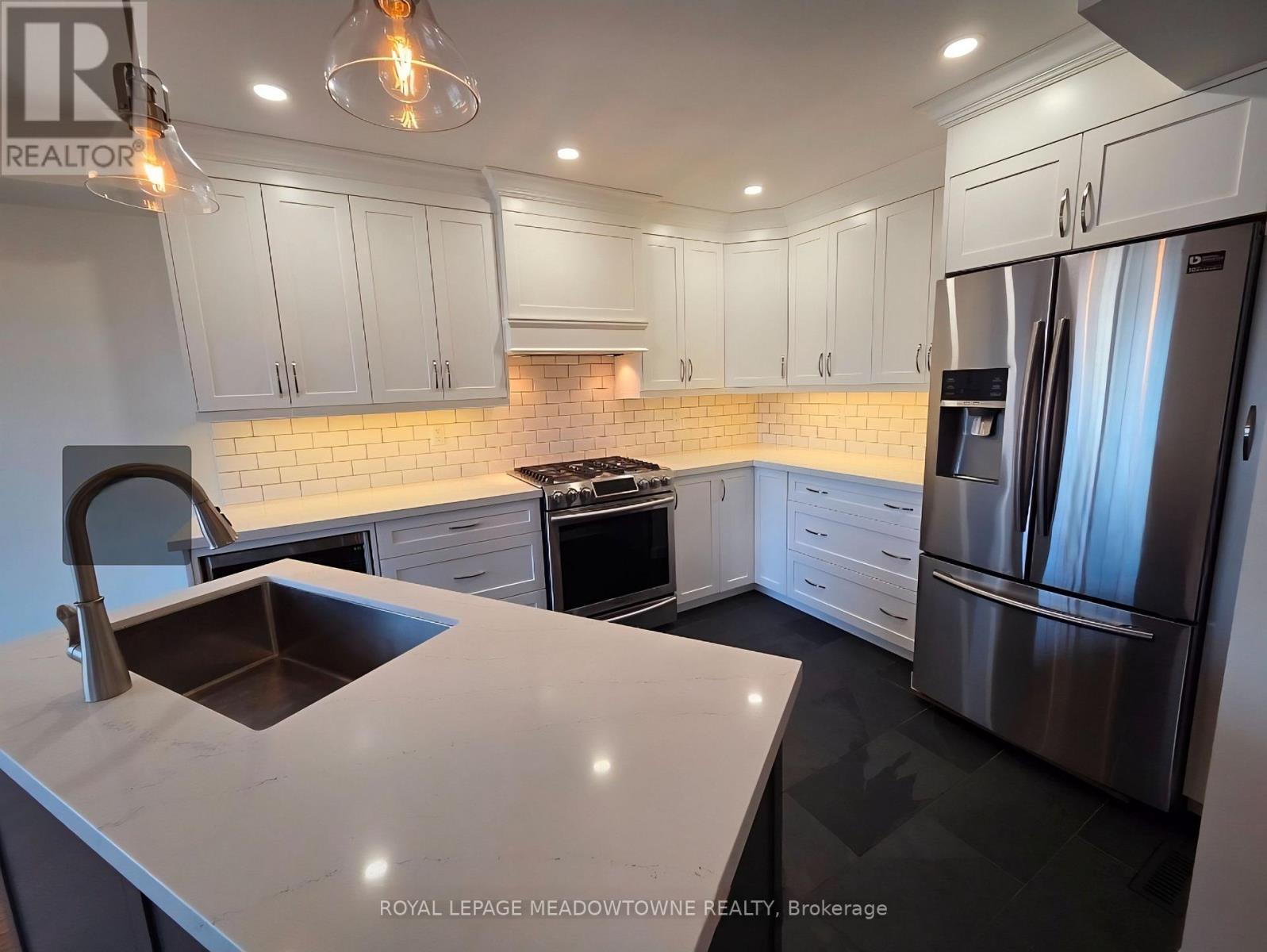 62 - 620 Ferguson Drive, Milton, ON - Indoor Photo Showing Kitchen With Stainless Steel Kitchen With Double Sink With Upgraded Kitchen