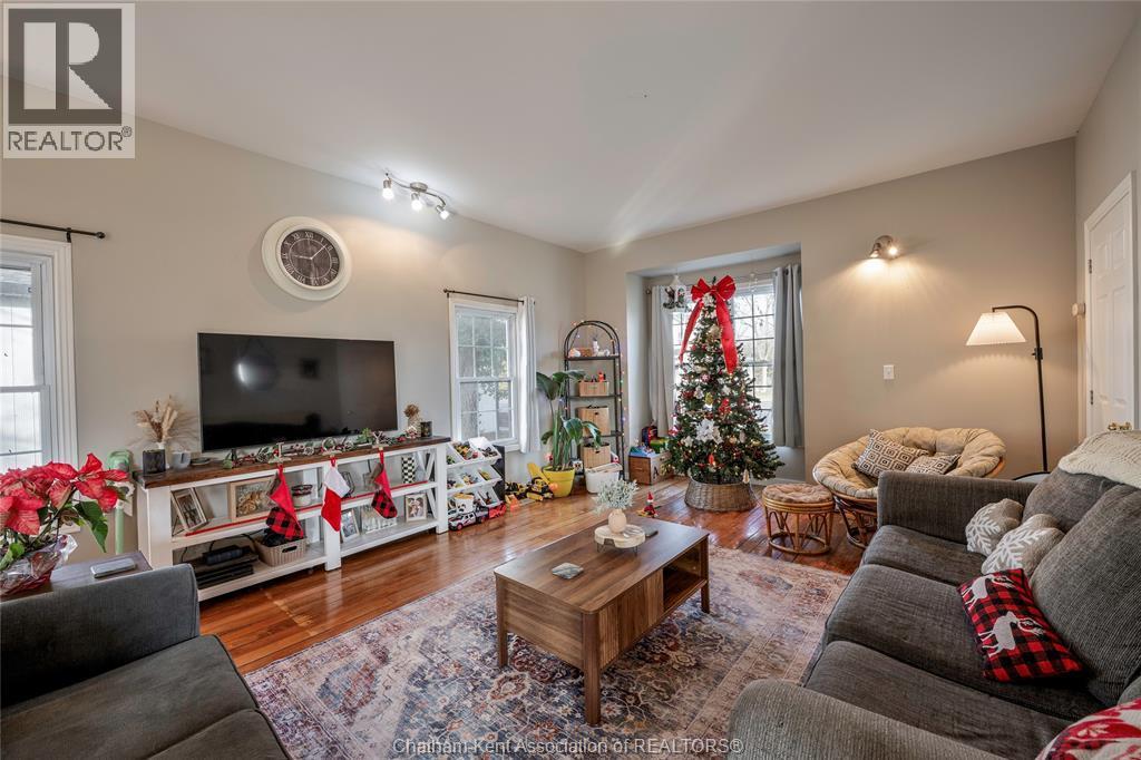 19120 Hill Road, Morpeth, ON - Indoor Photo Showing Living Room