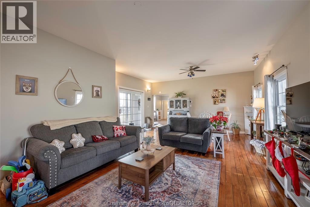 19120 Hill Road, Morpeth, ON - Indoor Photo Showing Living Room
