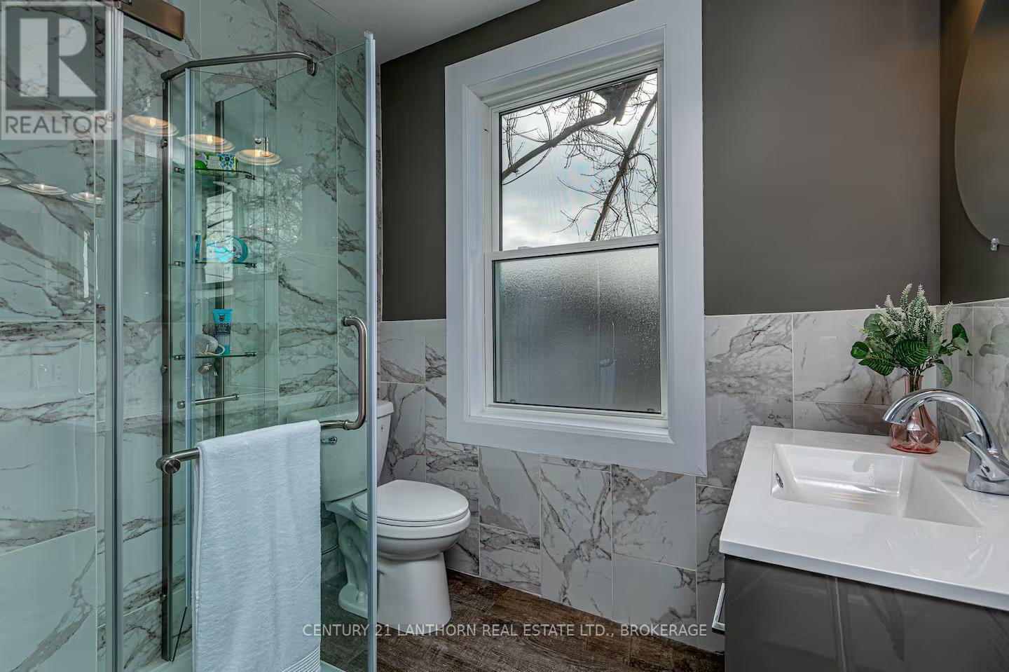 45 Chestnut Street, Kingston (East Of Sir John A. Blvd), ON - Indoor Photo Showing Bathroom