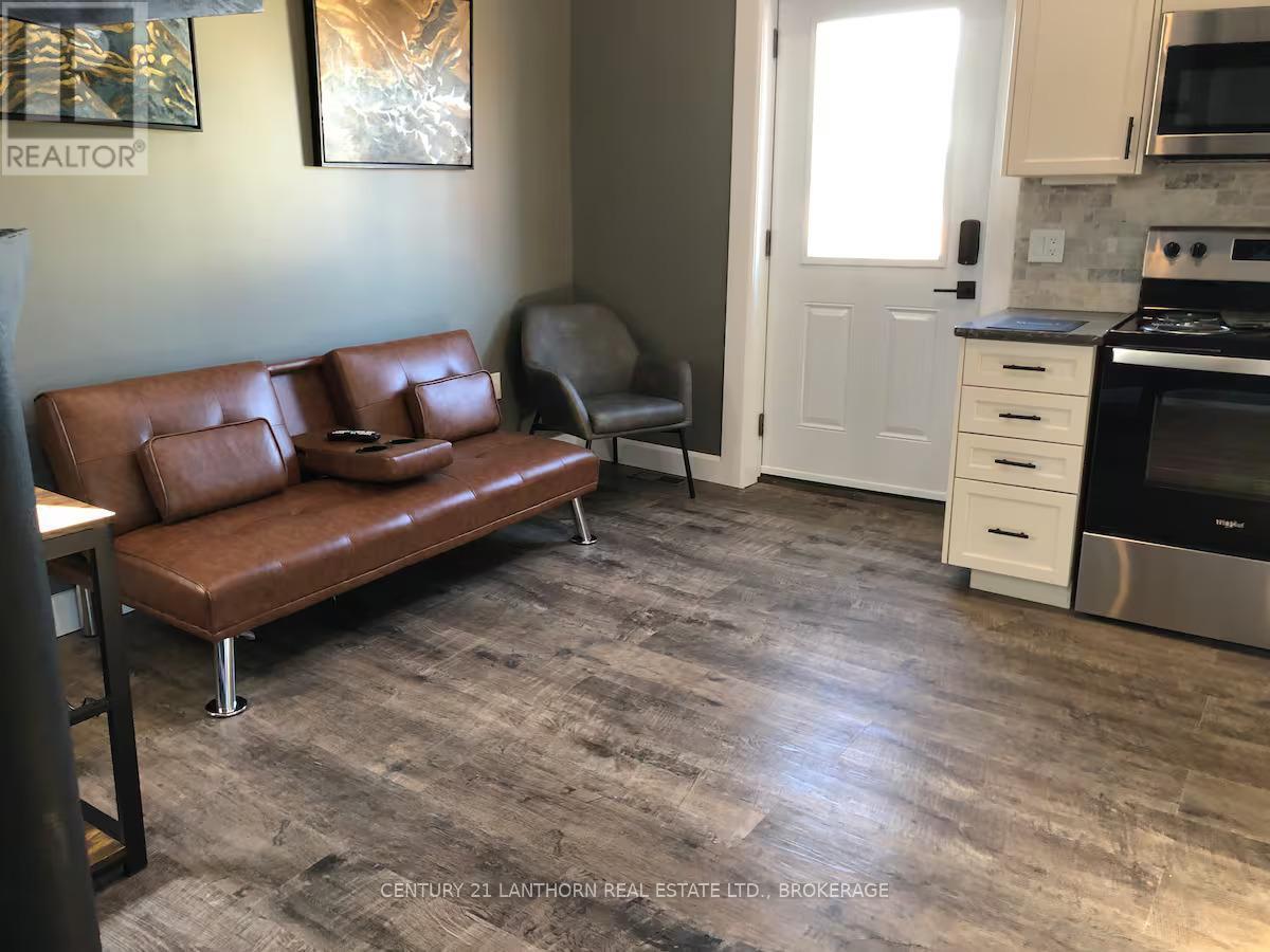 45 Chestnut Street, Kingston (East Of Sir John A. Blvd), ON - Indoor