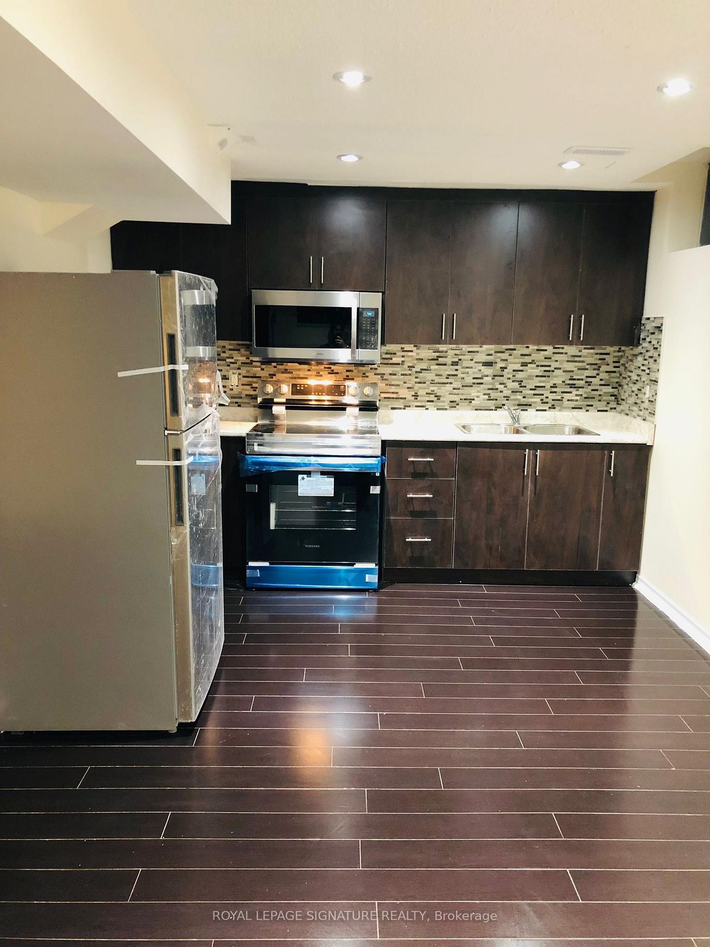 2-143 Crystal Glen Crescent, Brampton, ON - Indoor Photo Showing Kitchen With Double Sink With Upgraded Kitchen