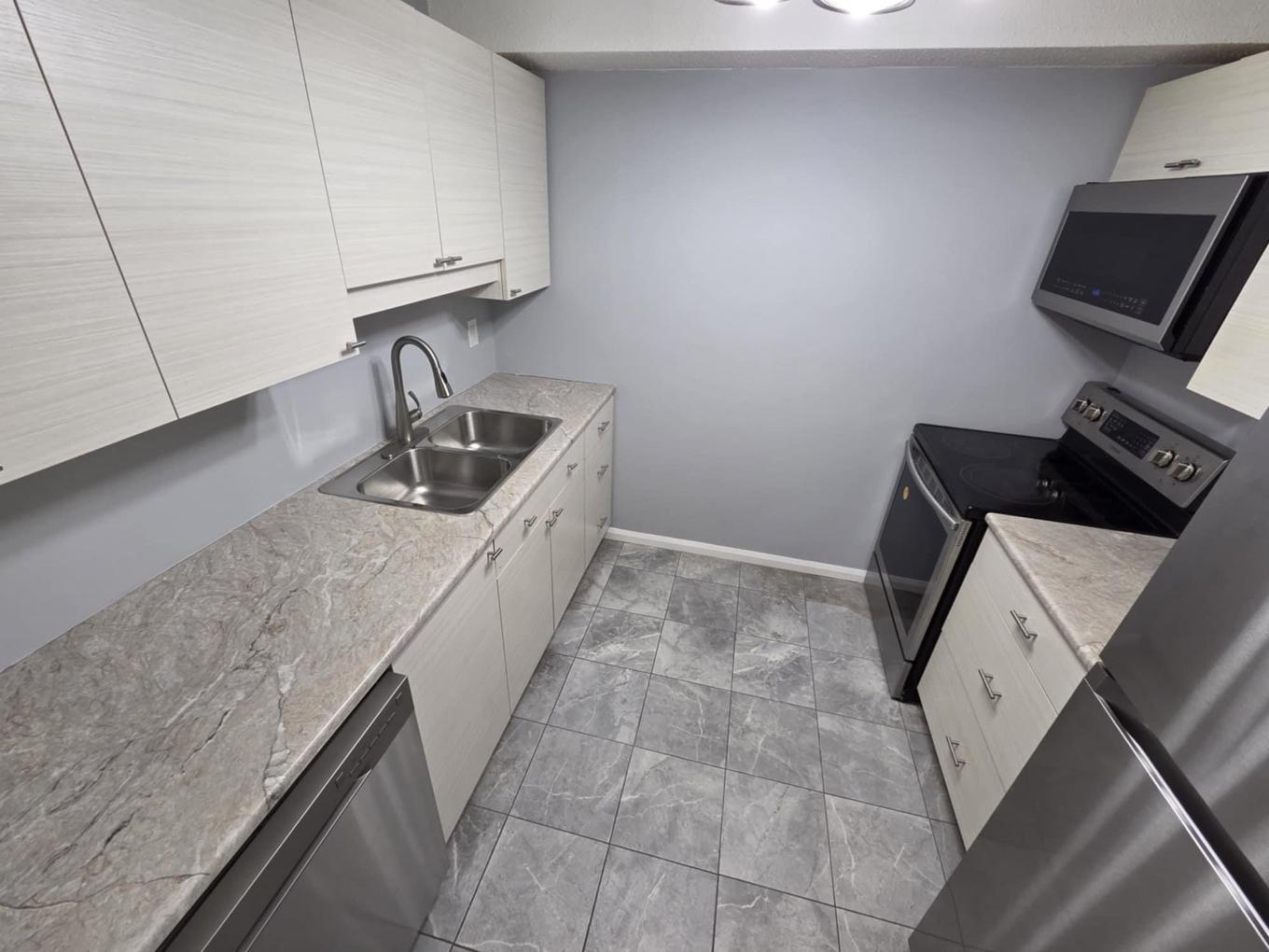 140 725 James Street S, Thunder Bay, ON - Indoor Photo Showing Kitchen With Double Sink