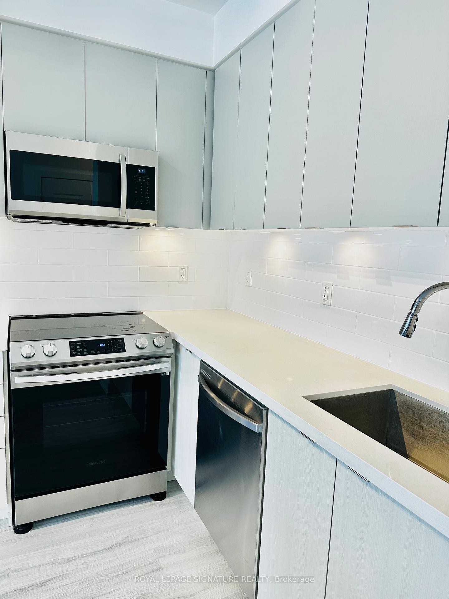 808-4675 Metcalfe Avenue, Mississauga, ON - Indoor Photo Showing Kitchen