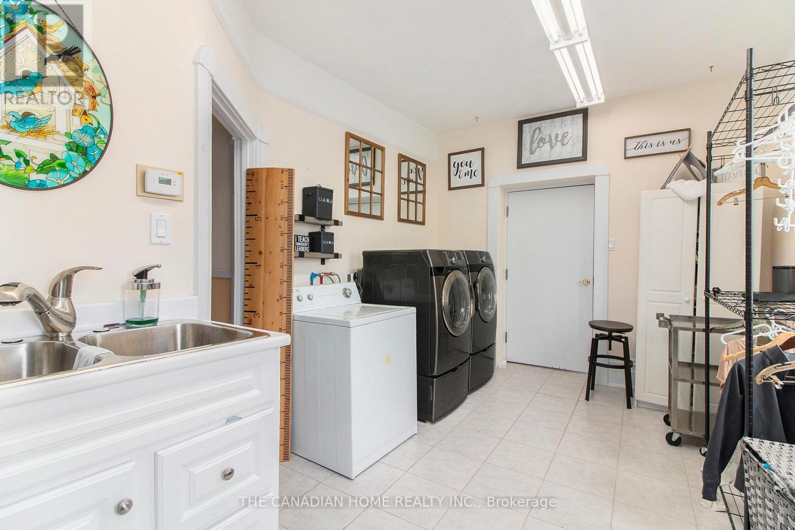 205 Water Street, Alfred And Plantagenet, ON - Indoor Photo Showing Laundry Room