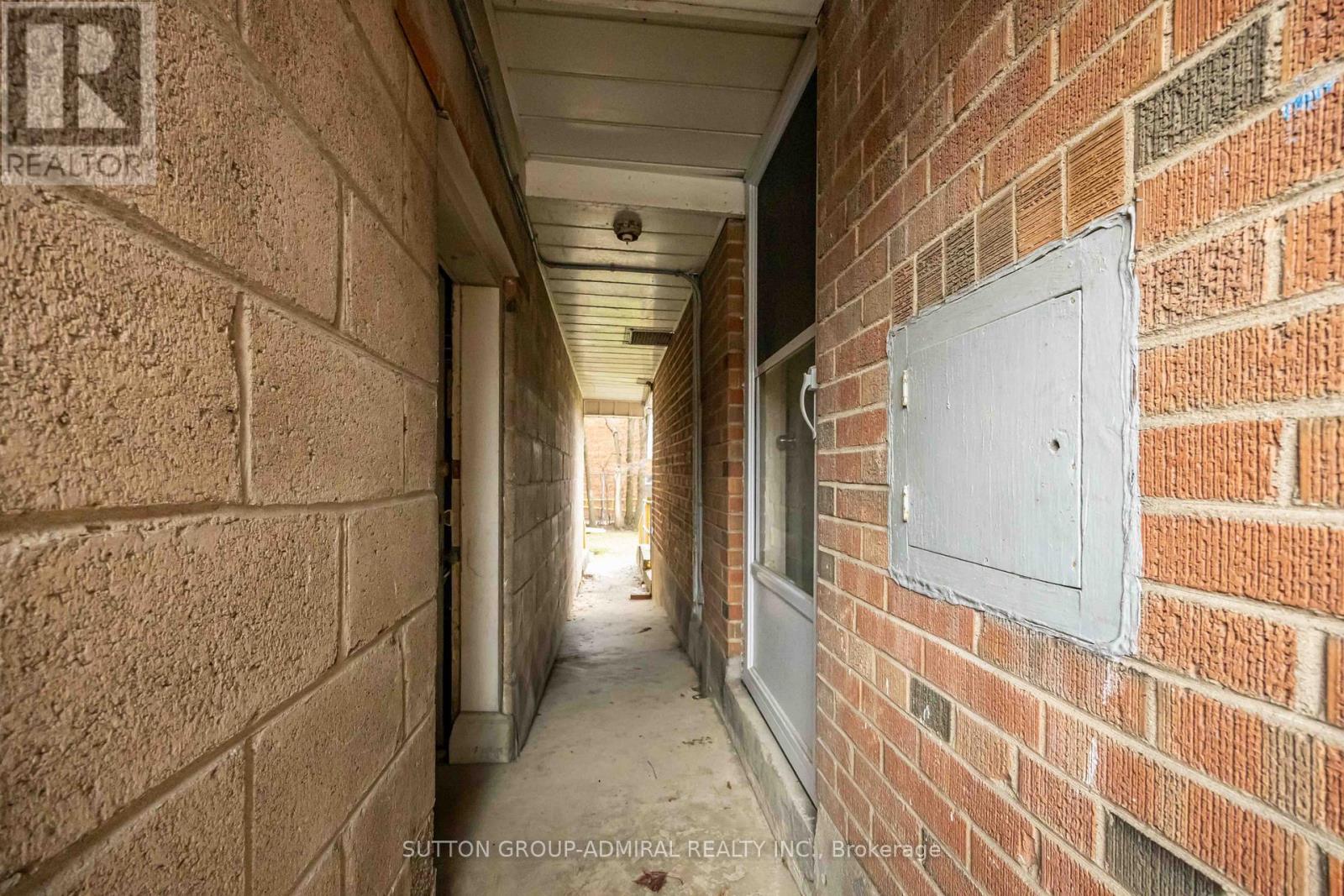 Breezway - 31 Dell Park Avenue, Toronto, ON - Photo Showing Other Room