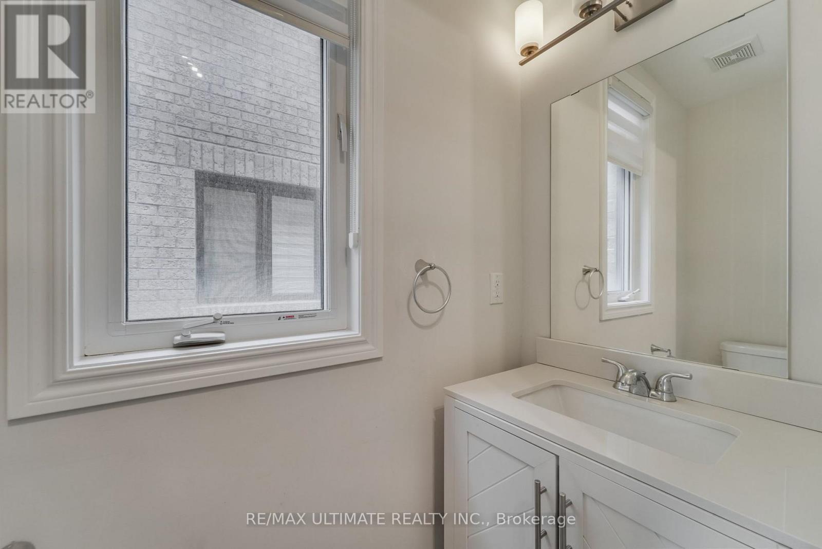 37 Zenith Avenue, Vaughan, ON - Indoor Photo Showing Bathroom