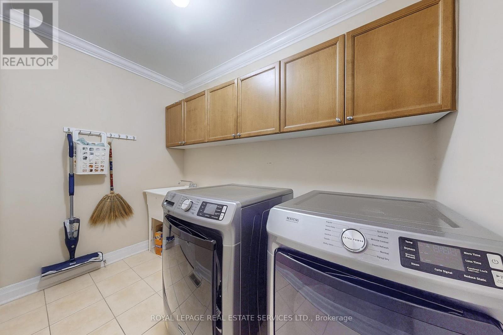 659 Hood Terrace, Milton, ON - Indoor Photo Showing Laundry Room