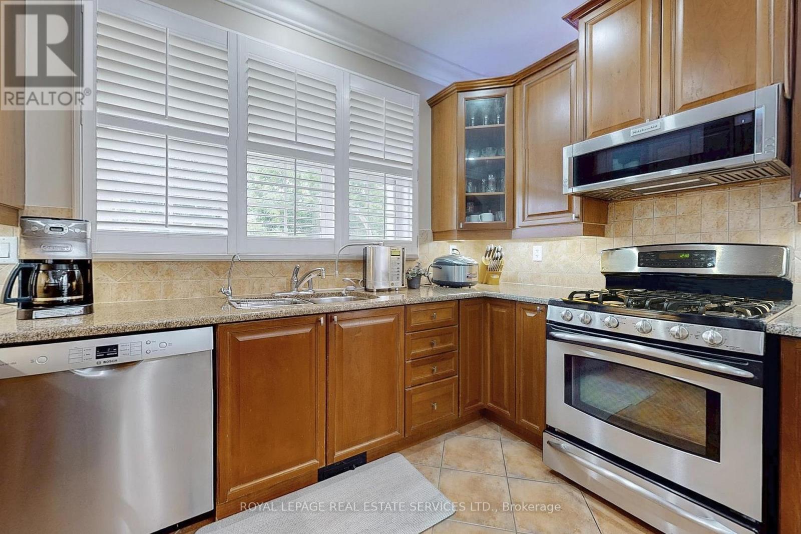 659 Hood Terrace, Milton, ON - Indoor Photo Showing Kitchen With Double Sink