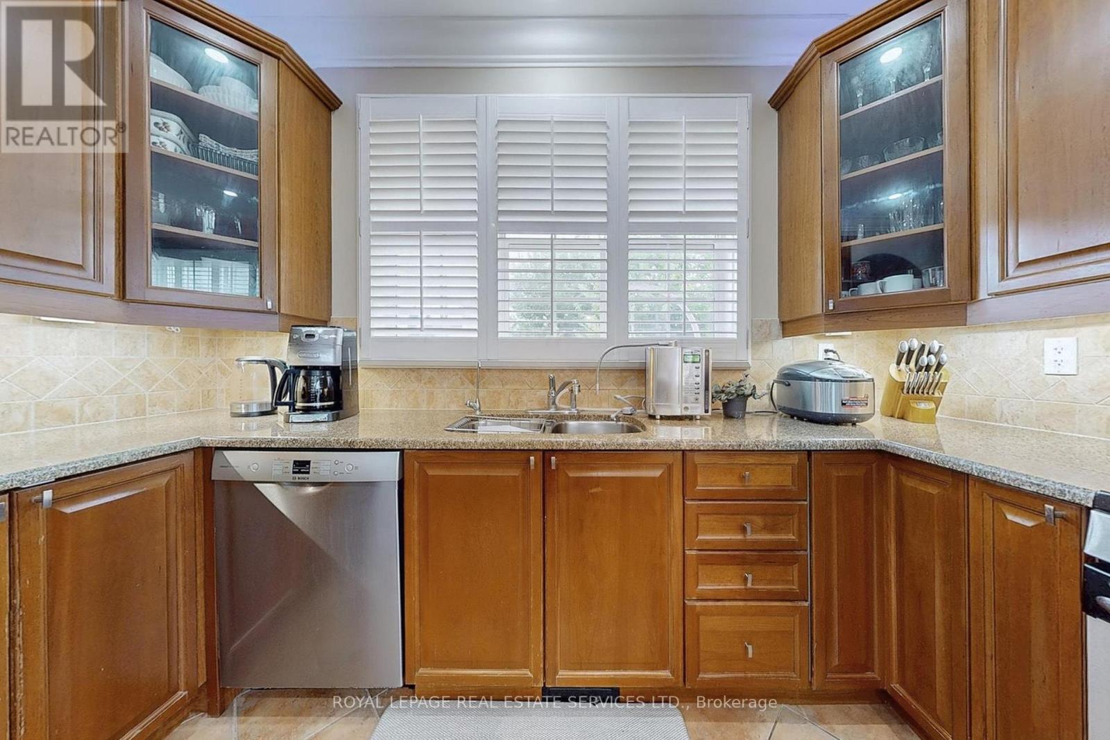 659 Hood Terrace, Milton, ON - Indoor Photo Showing Kitchen With Double Sink