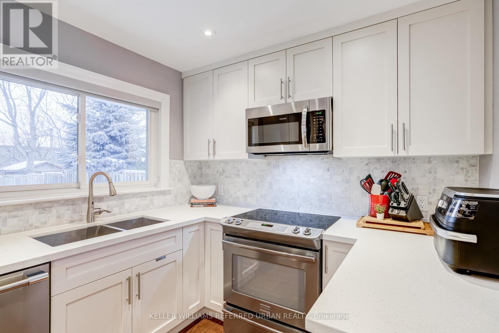 126 Beaver Bend Crescent, Toronto, ON - Indoor Photo Showing Kitchen With Double Sink With Upgraded Kitchen
