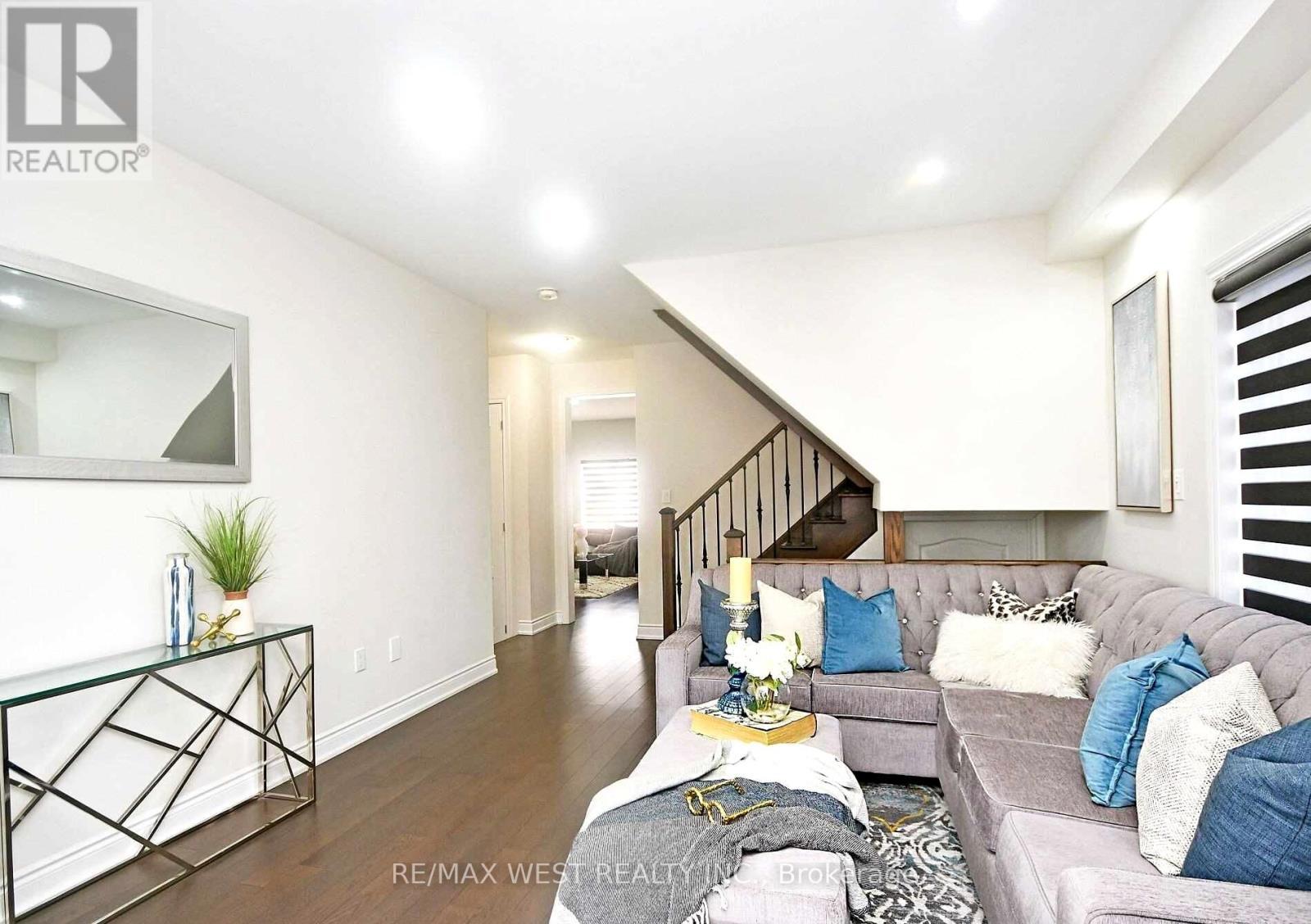 2Nd+Main - 25 Faders Drive, Brampton, ON - Indoor Photo Showing Living Room