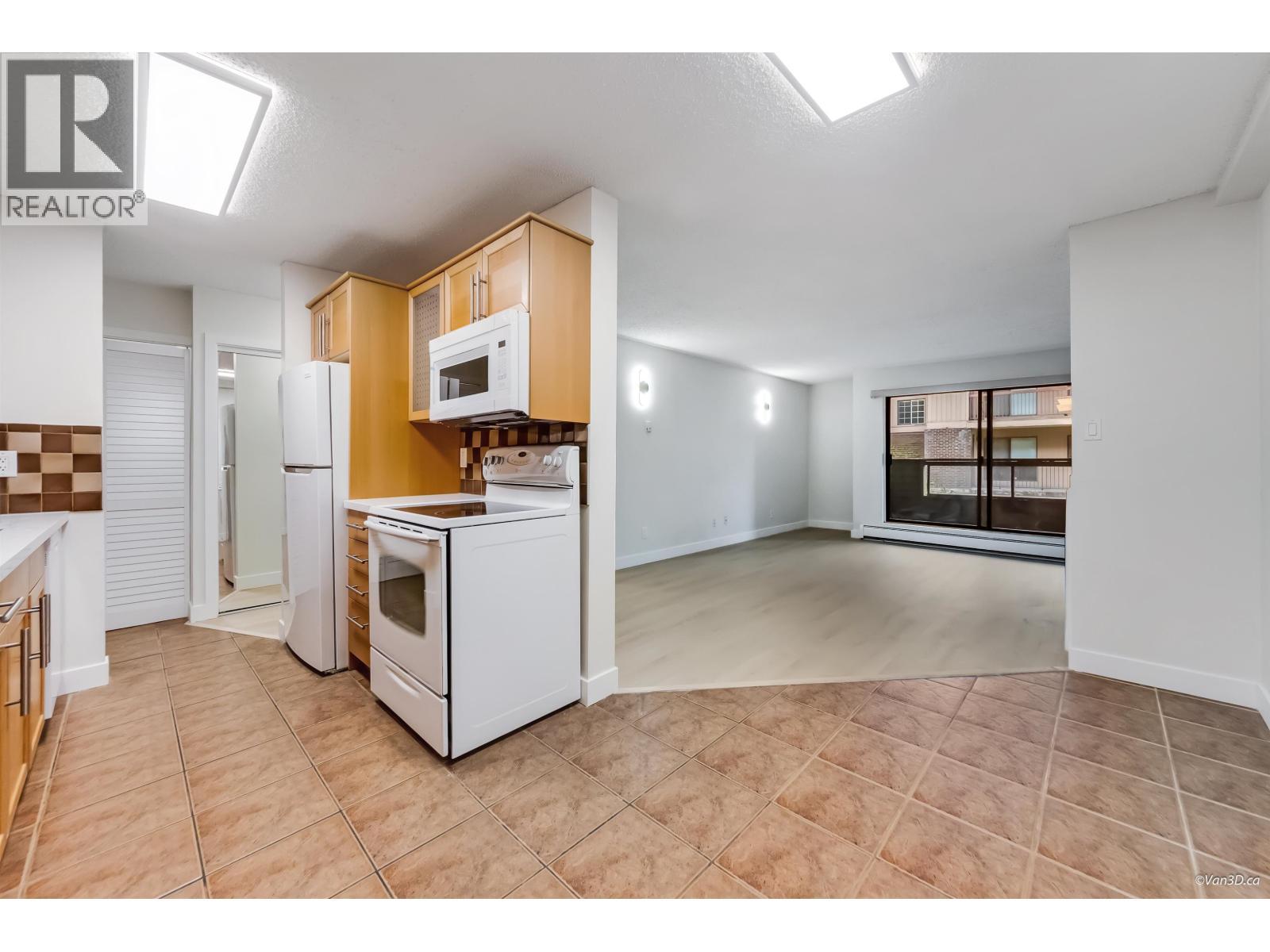 115 8591 Westminster Highway, Richmond, BC - Indoor Photo Showing Kitchen