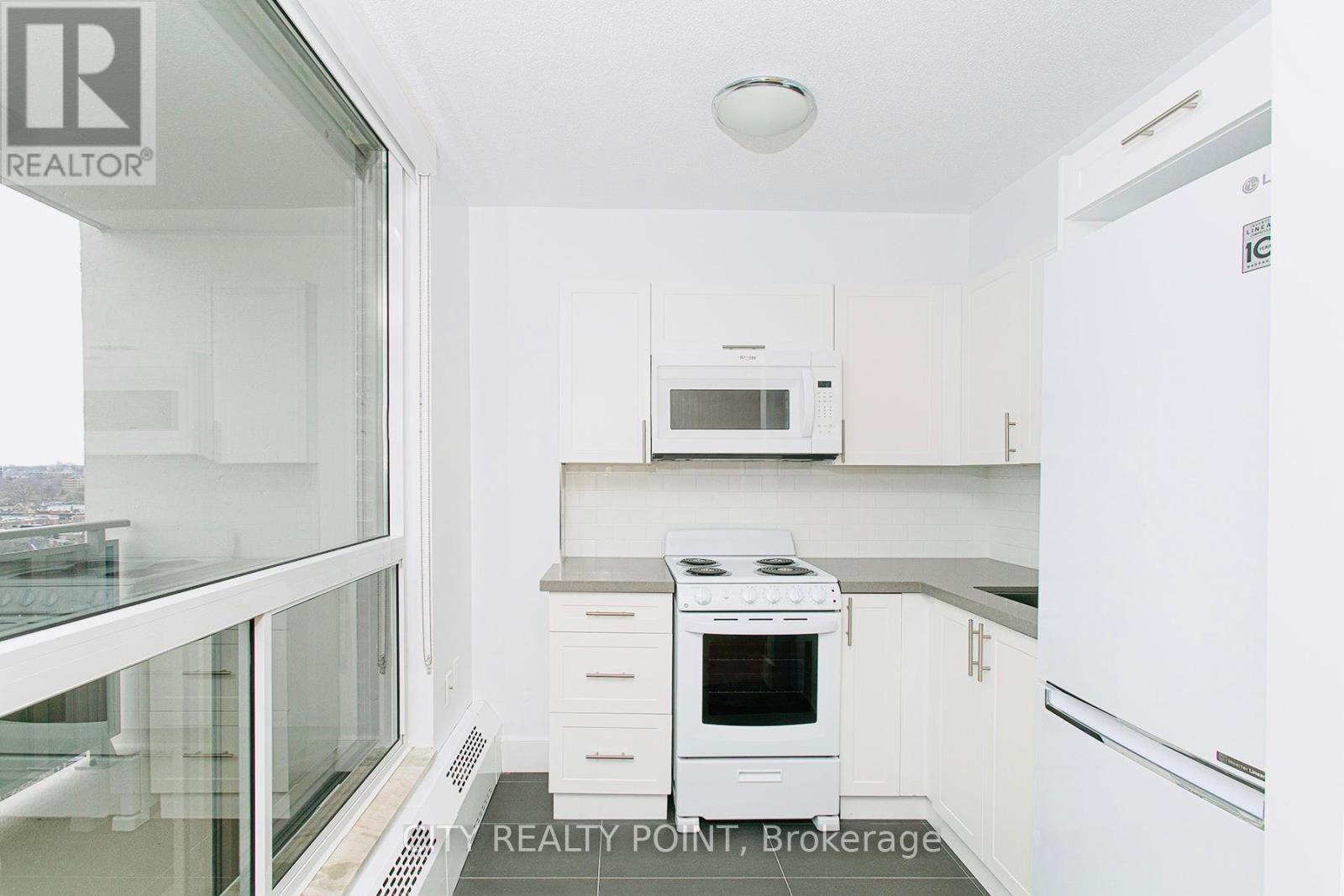 507 - 666 Spadina Avenue, Toronto, ON - Indoor Photo Showing Kitchen