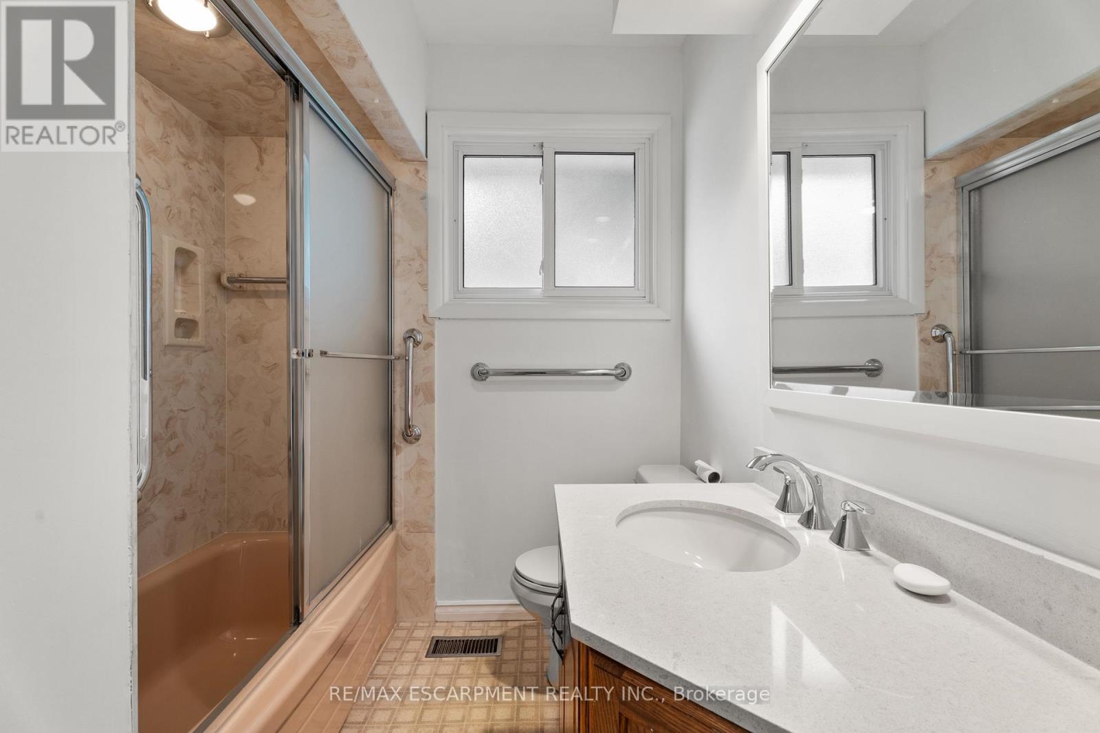 98 Laurier Avenue, Hamilton, ON - Indoor Photo Showing Bathroom