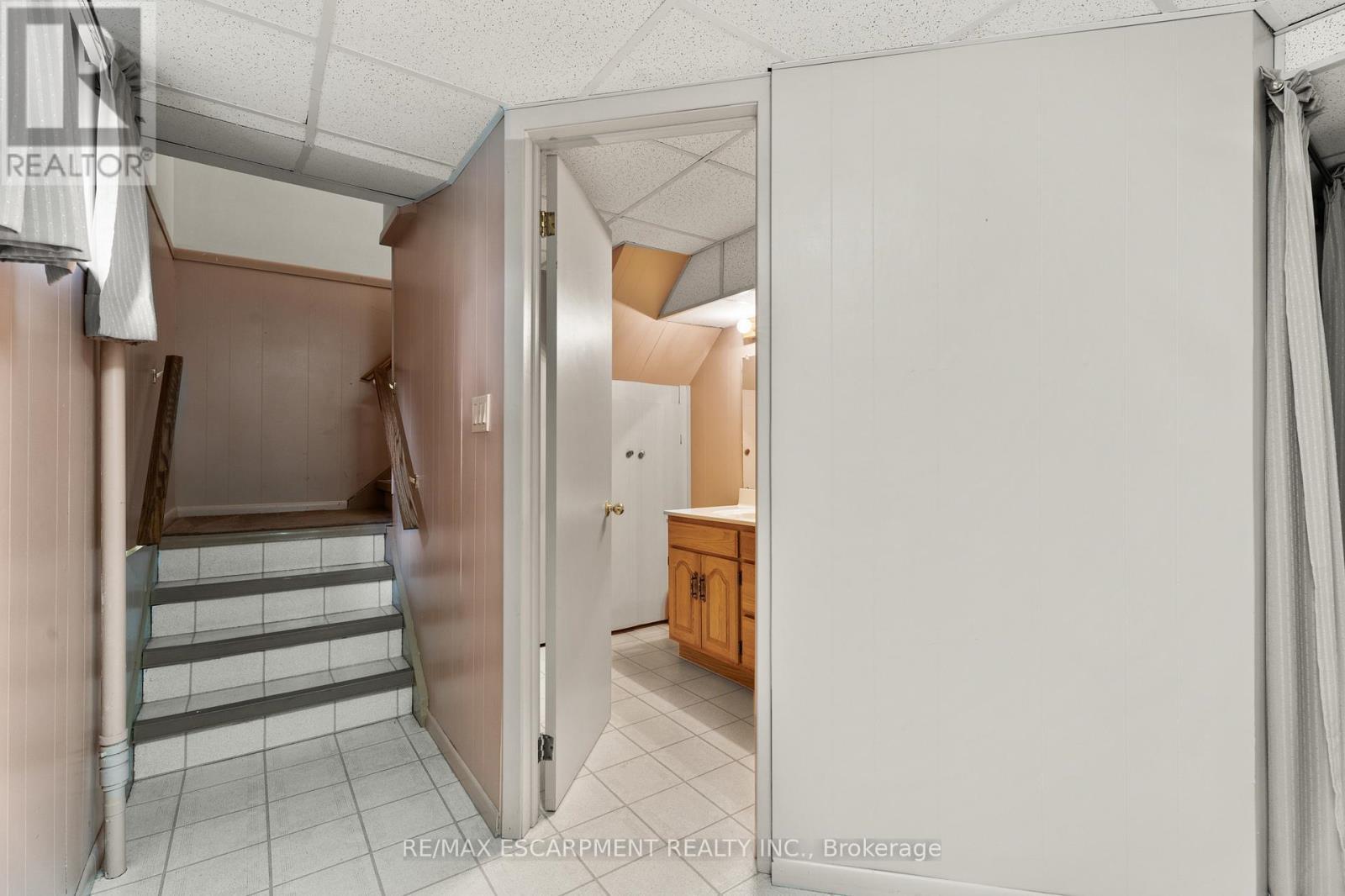 98 Laurier Avenue, Hamilton, ON - Indoor Photo Showing Other Room