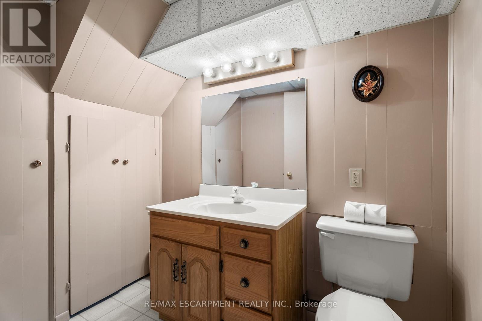98 Laurier Avenue, Hamilton, ON - Indoor Photo Showing Bathroom