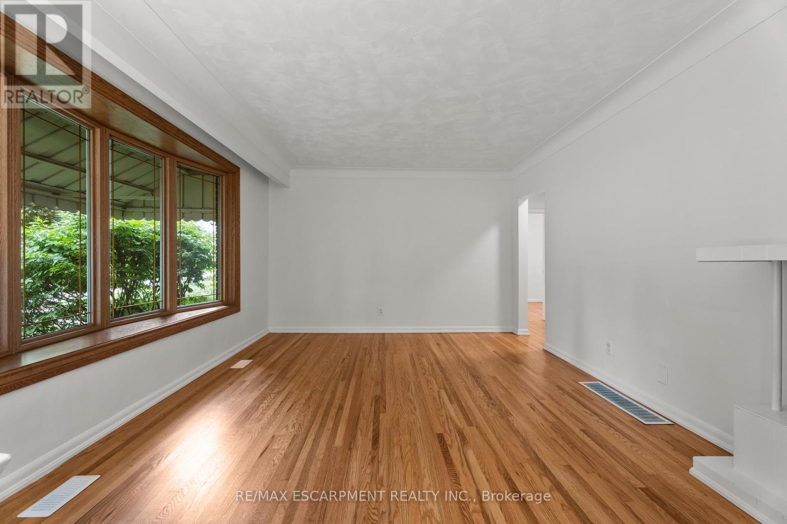 98 Laurier Avenue, Hamilton, ON - Indoor Photo Showing Other Room