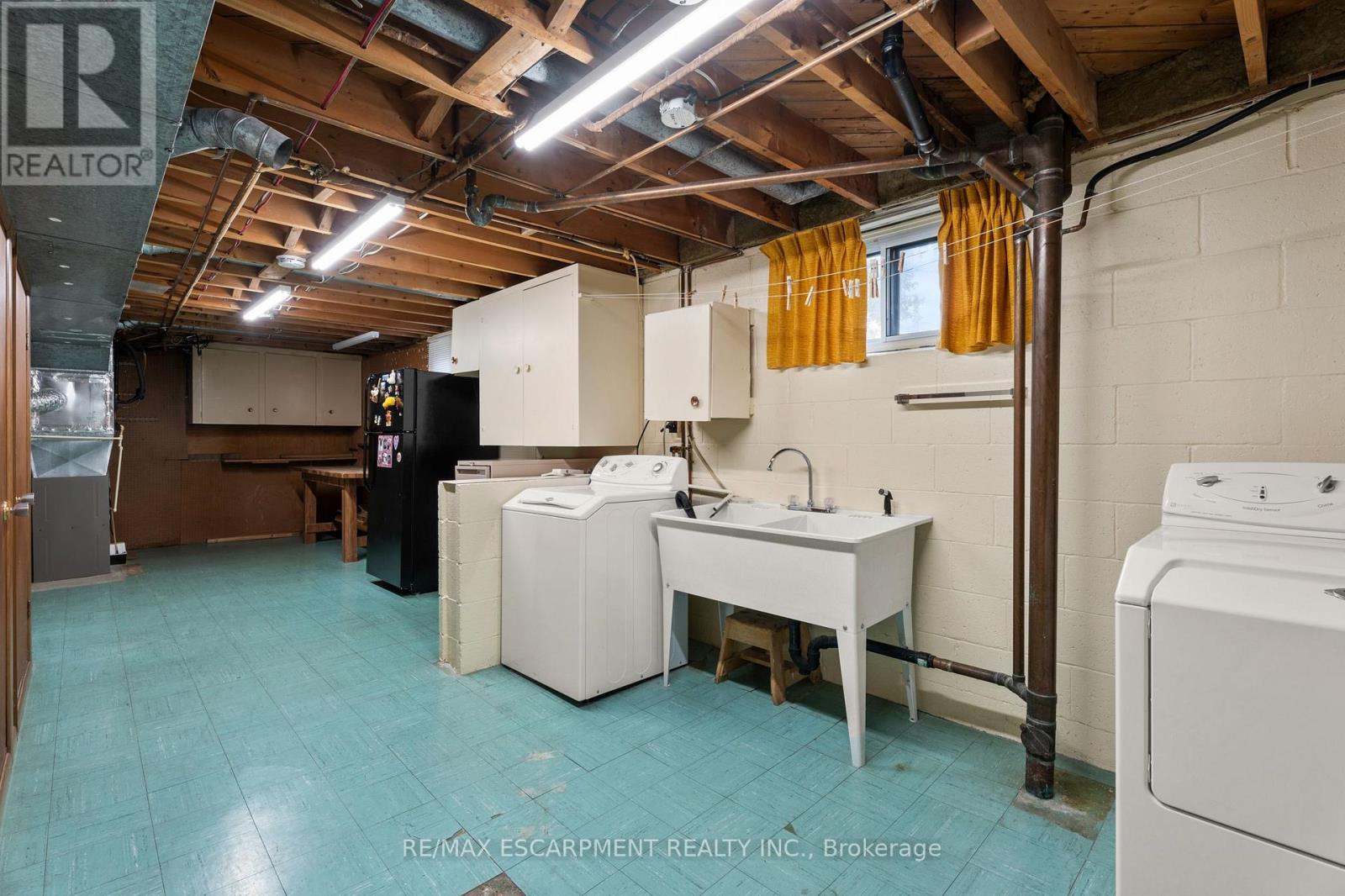 98 Laurier Avenue, Hamilton, ON - Indoor Photo Showing Laundry Room