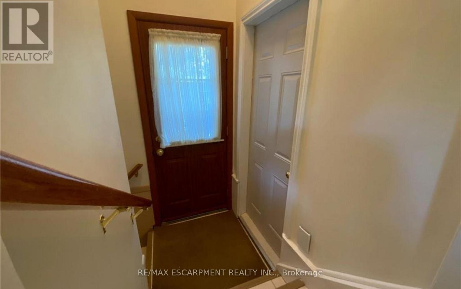 98 Laurier Avenue, Hamilton, ON - Indoor Photo Showing Other Room