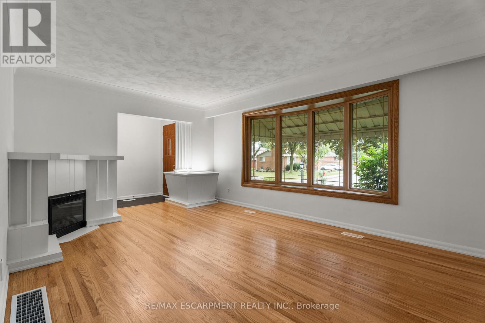 98 Laurier Avenue, Hamilton, ON - Indoor With Fireplace