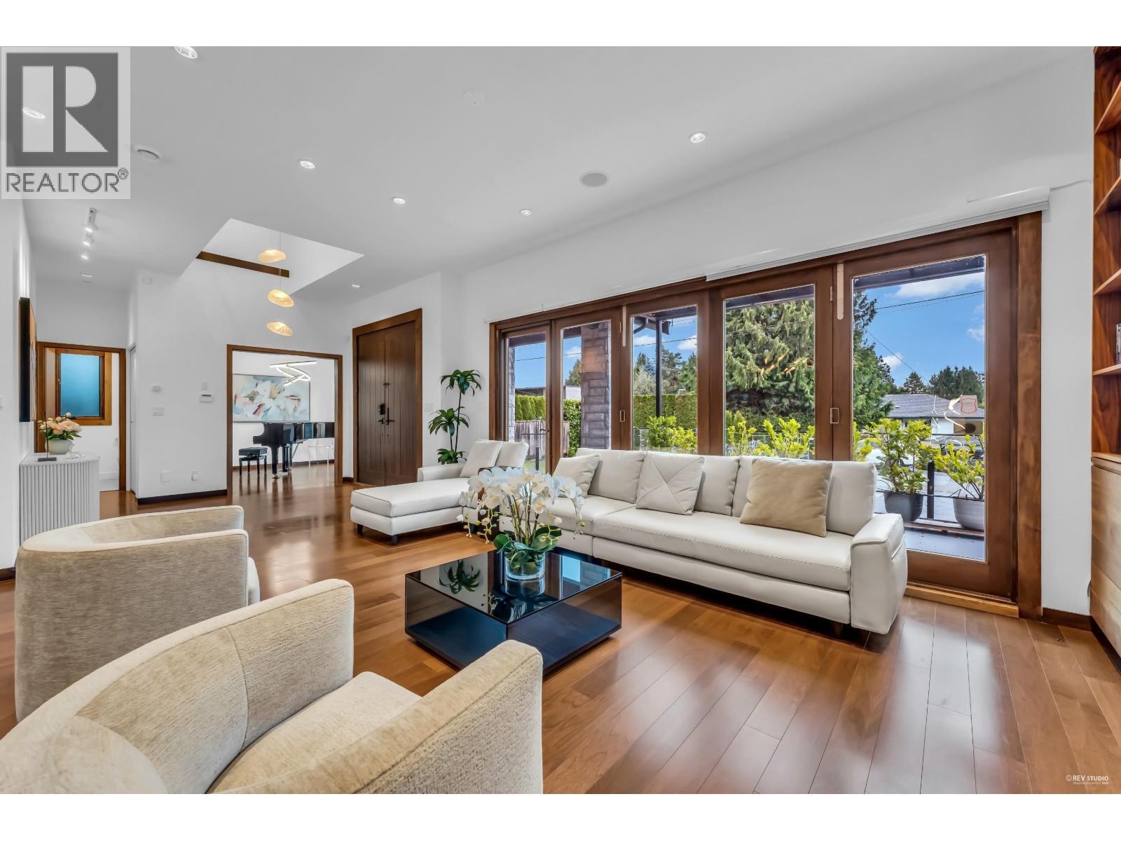 2227 Haywood Avenue, West Vancouver, BC - Indoor Photo Showing Living Room