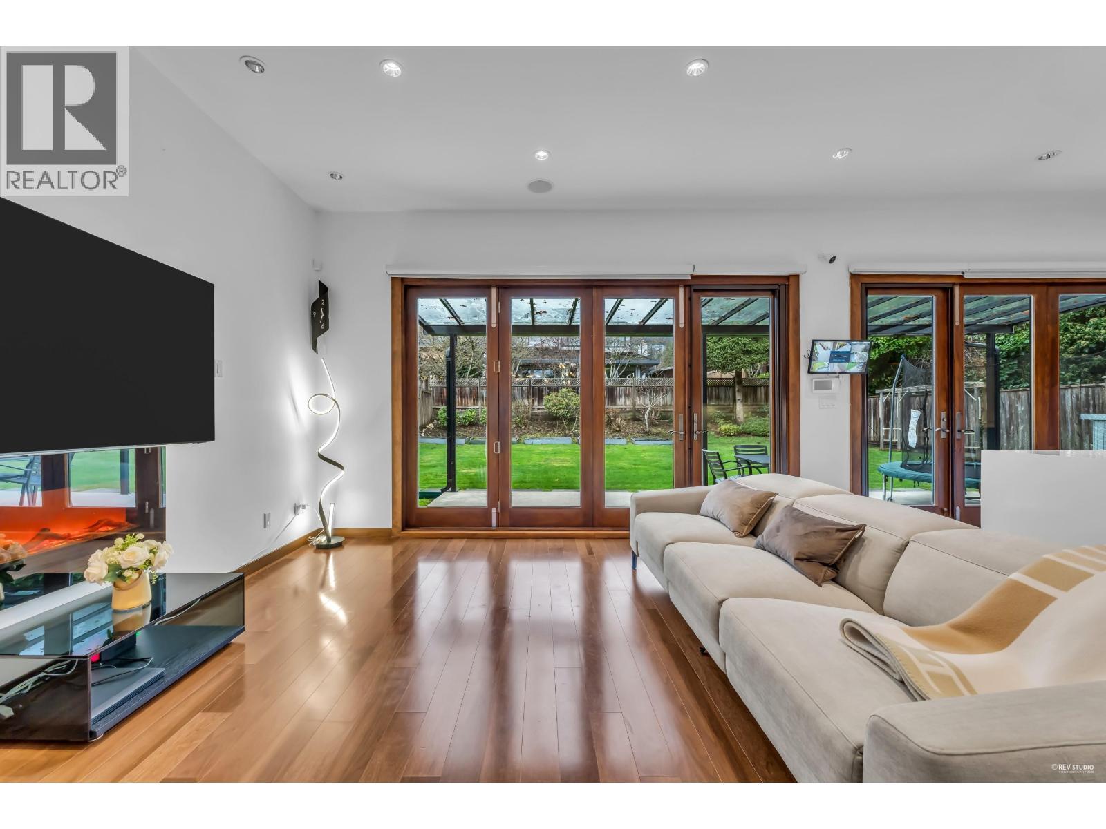 2227 Haywood Avenue, West Vancouver, BC - Indoor Photo Showing Living Room