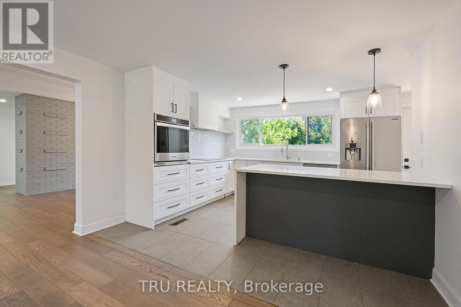 12 Apache Crescent, Ottawa, ON - Indoor Photo Showing Kitchen With Upgraded Kitchen
