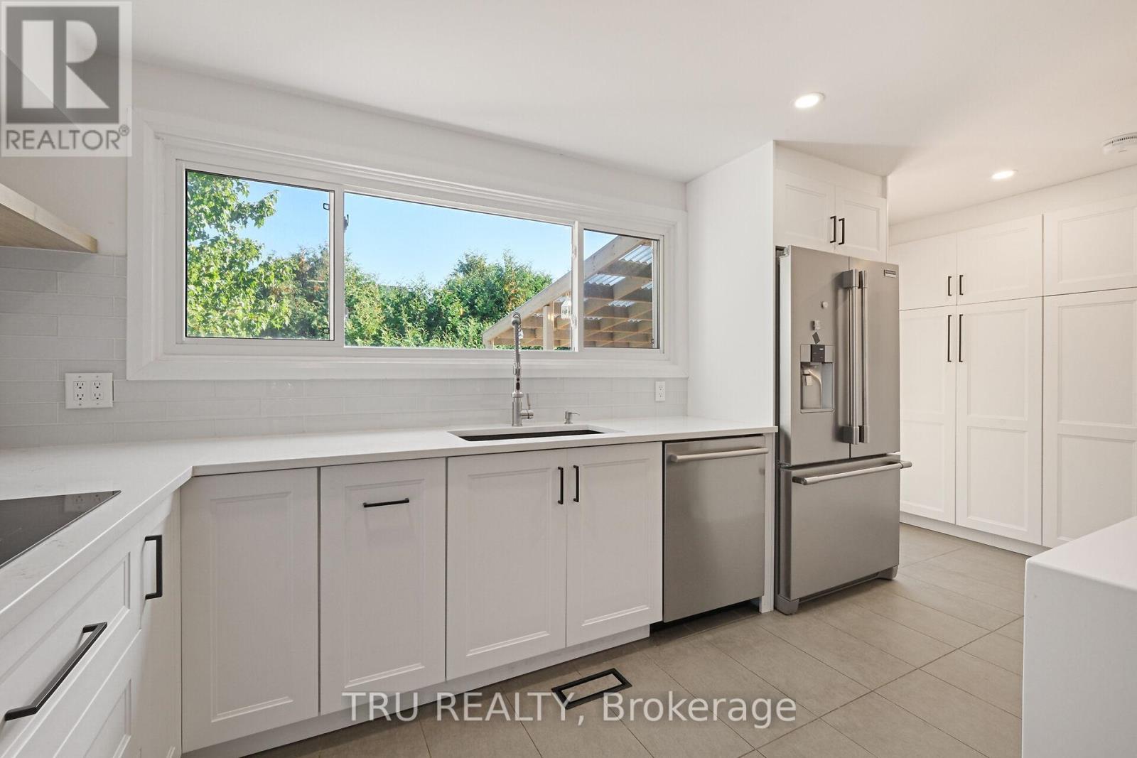 12 Apache Crescent, Ottawa, ON - Indoor Photo Showing Kitchen