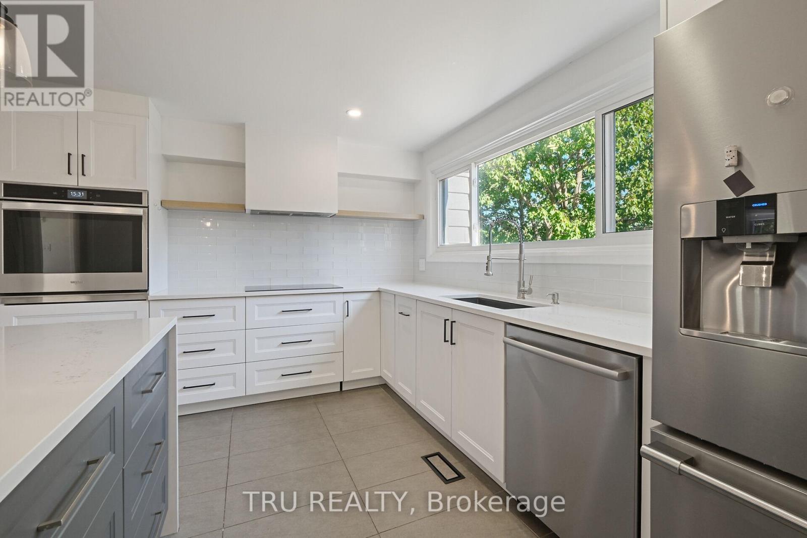 12 Apache Crescent, Ottawa, ON - Indoor Photo Showing Kitchen