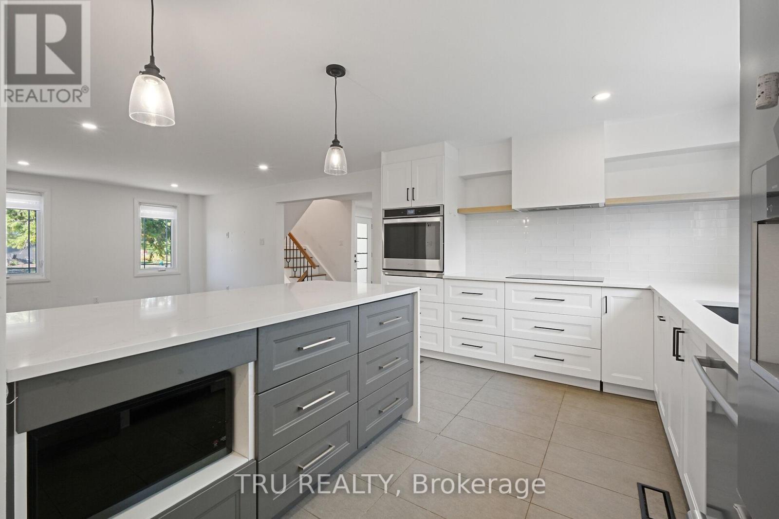12 Apache Crescent, Ottawa, ON - Indoor Photo Showing Kitchen With Upgraded Kitchen