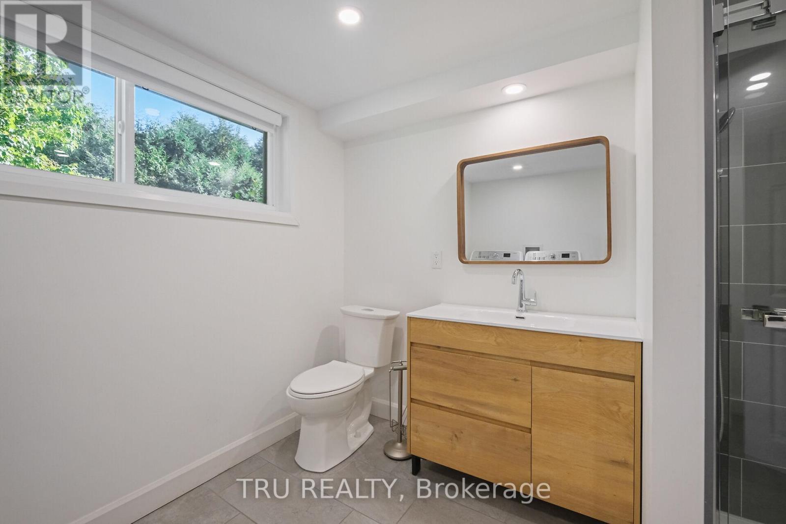 12 Apache Crescent, Ottawa, ON - Indoor Photo Showing Bathroom