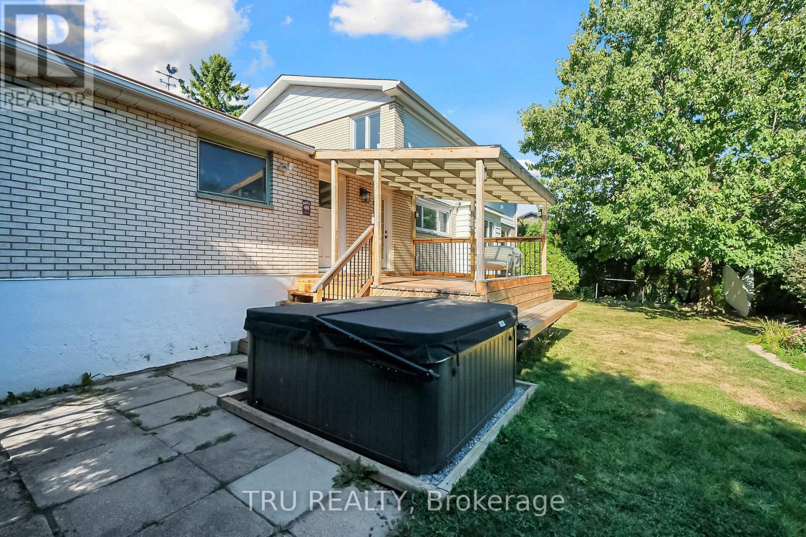 12 Apache Crescent, Ottawa, ON - Outdoor