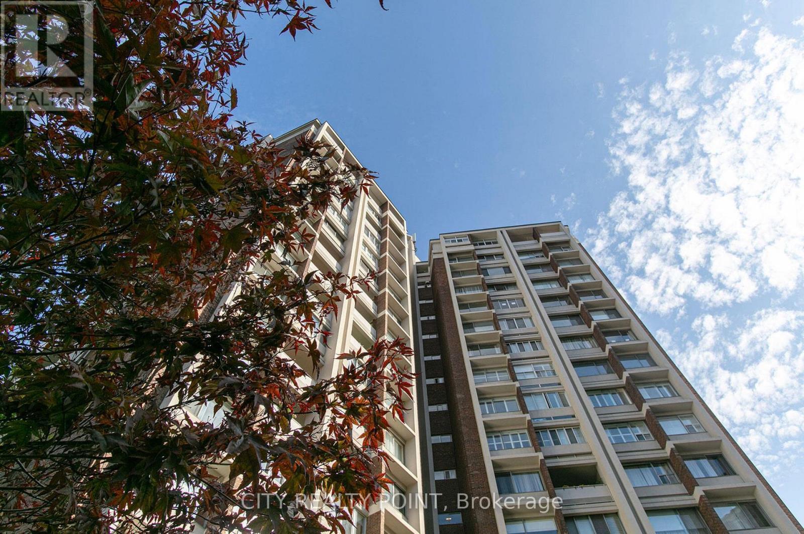 303 - 9 Deer Park Crescent, Toronto, ON - Outdoor