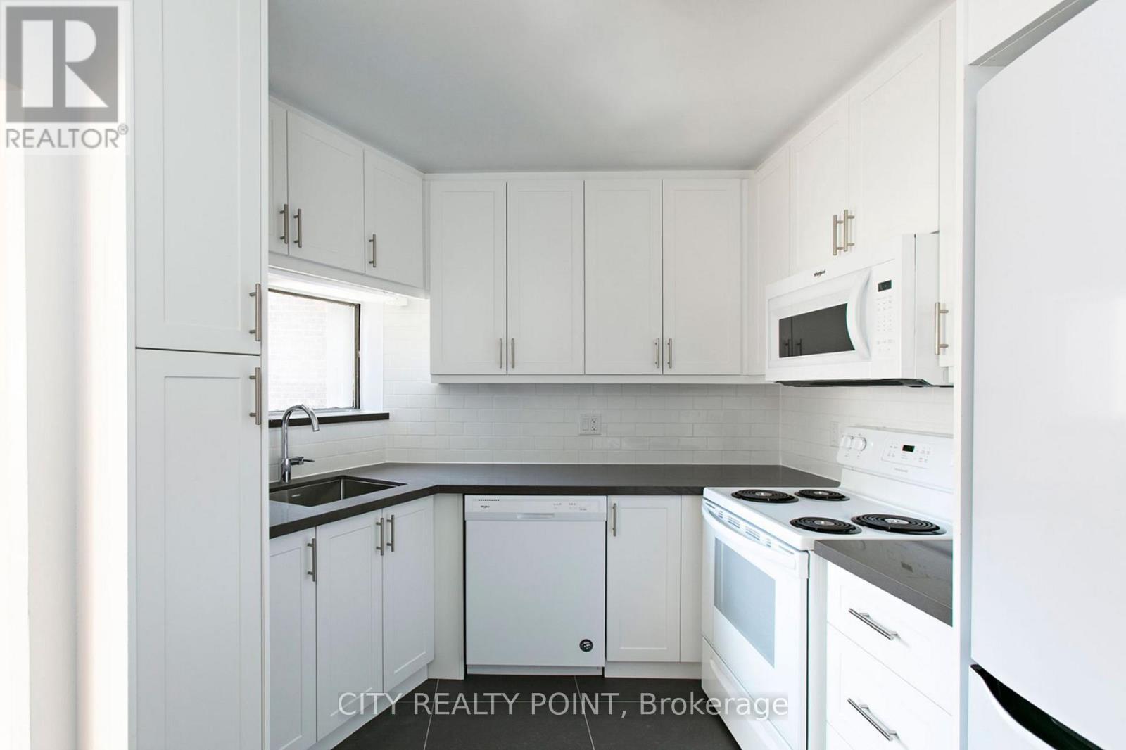 303 - 9 Deer Park Crescent, Toronto, ON - Indoor Photo Showing Kitchen
