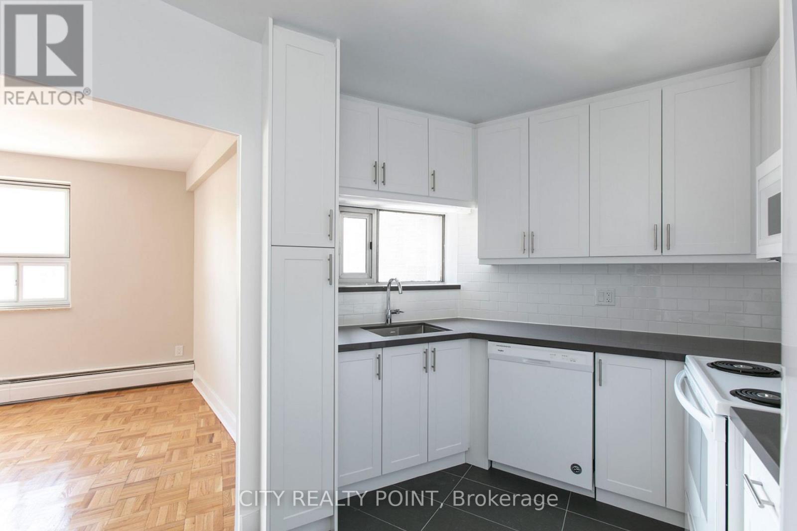 303 - 9 Deer Park Crescent, Toronto, ON - Indoor Photo Showing Kitchen