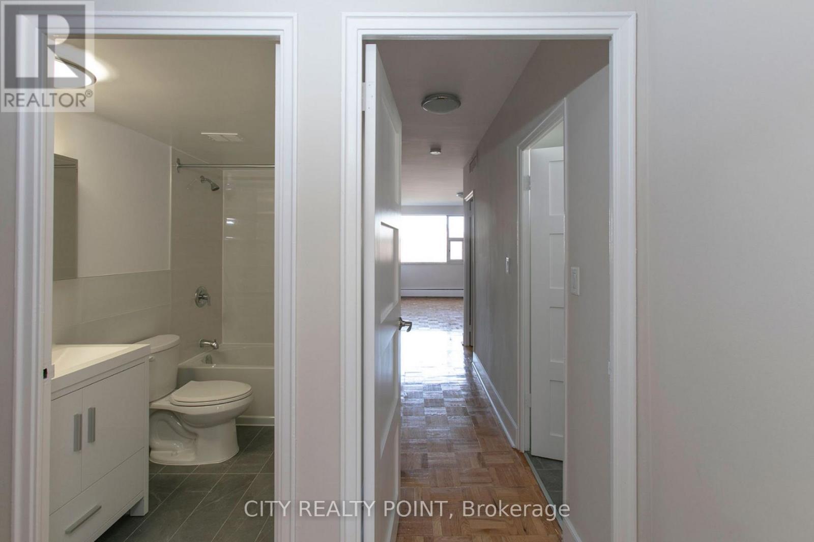303 - 9 Deer Park Crescent, Toronto, ON - Indoor Photo Showing Bathroom