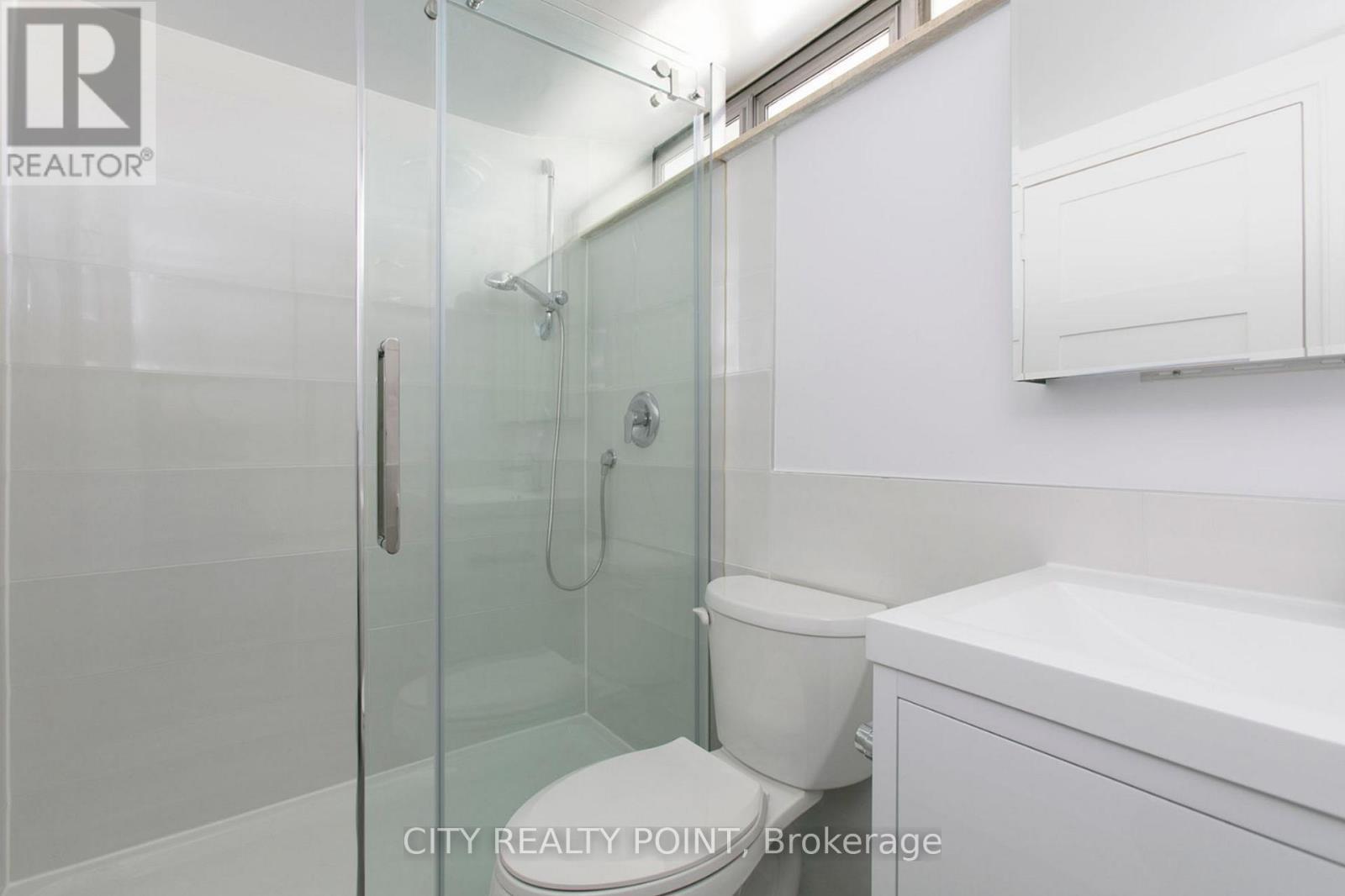 303 - 9 Deer Park Crescent, Toronto, ON - Indoor Photo Showing Bathroom