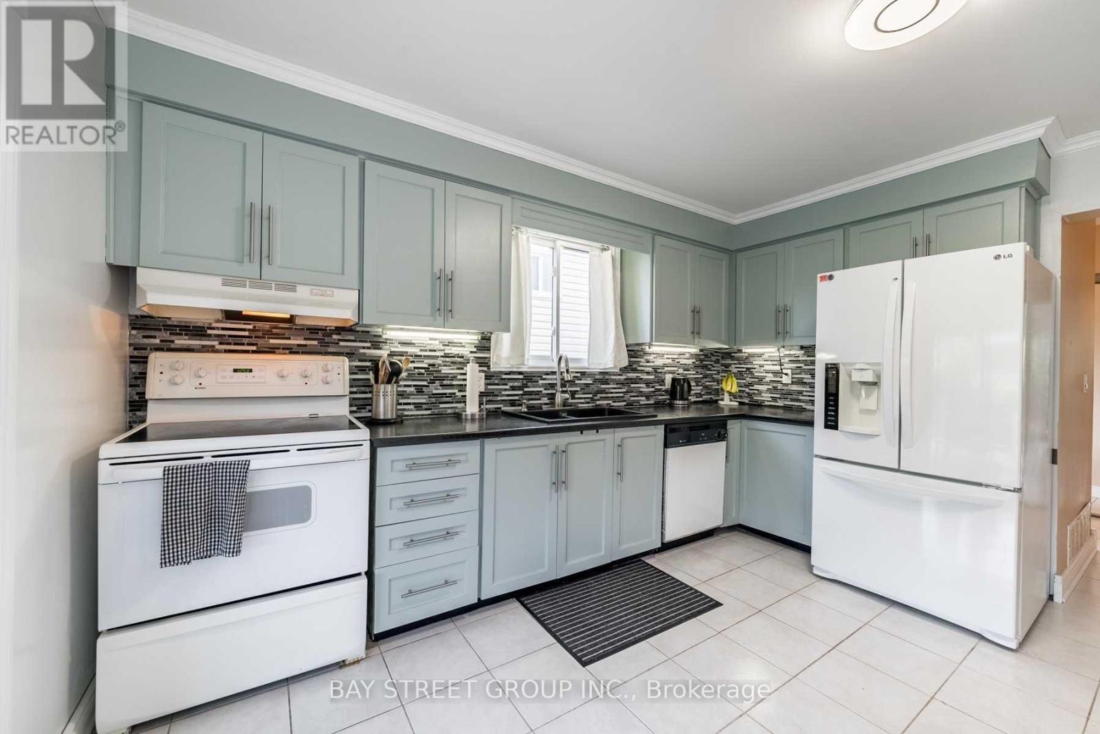850 Monaghan Avenue, Oshawa, ON - Indoor Photo Showing Kitchen