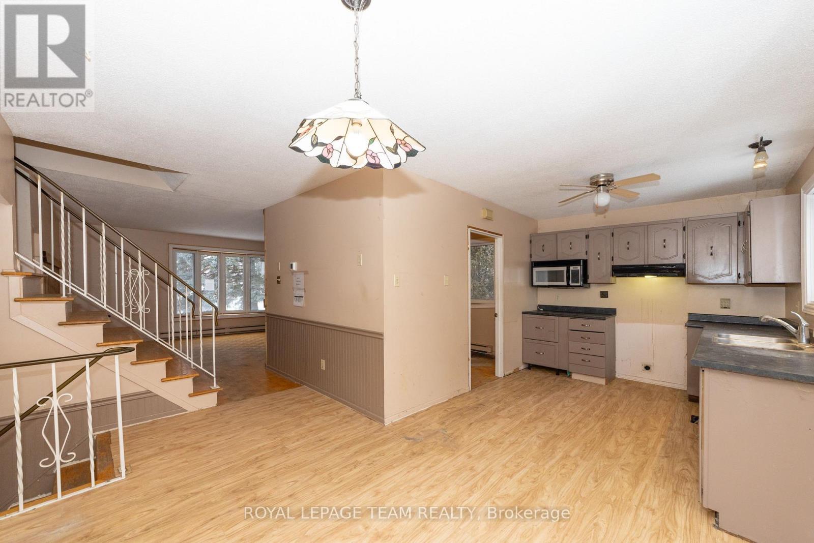 7 Coolbrook Cr Crescent, Ottawa, ON - Indoor Photo Showing Kitchen With Double Sink