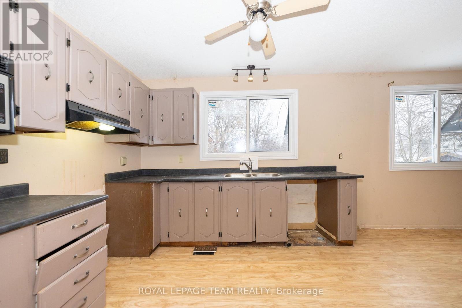 7 Coolbrook Cr Crescent, Ottawa, ON - Indoor Photo Showing Kitchen With Double Sink