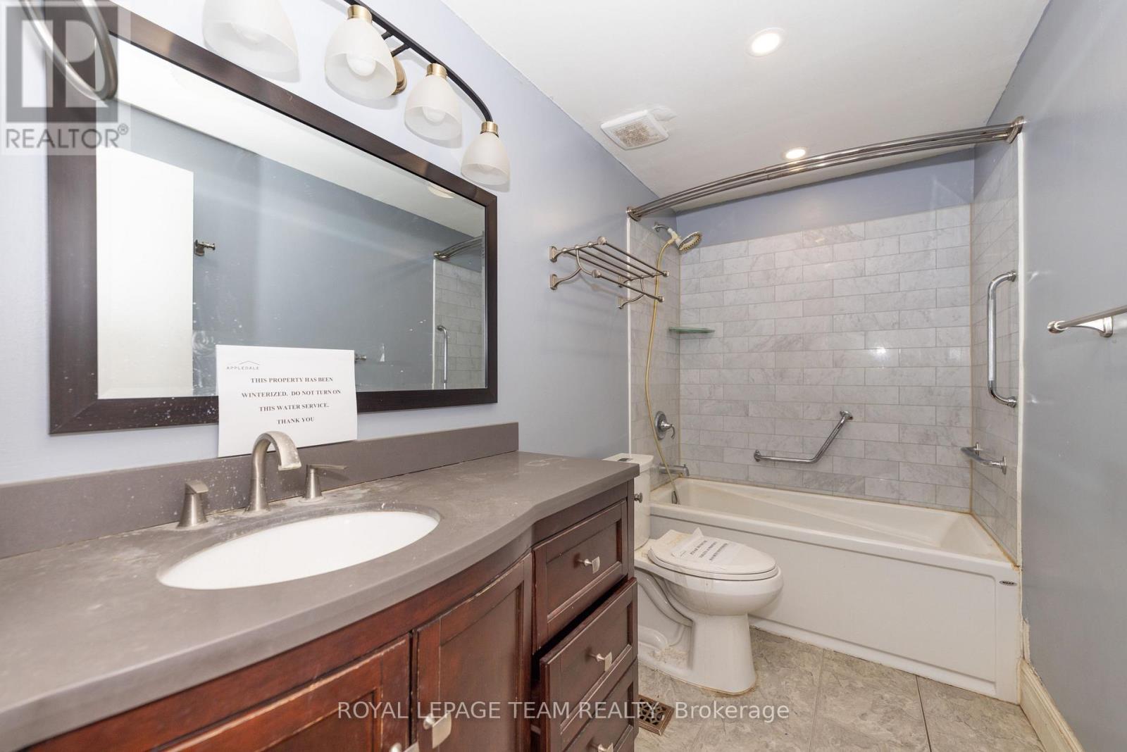 7 Coolbrook Cr Crescent, Ottawa, ON - Indoor Photo Showing Bathroom