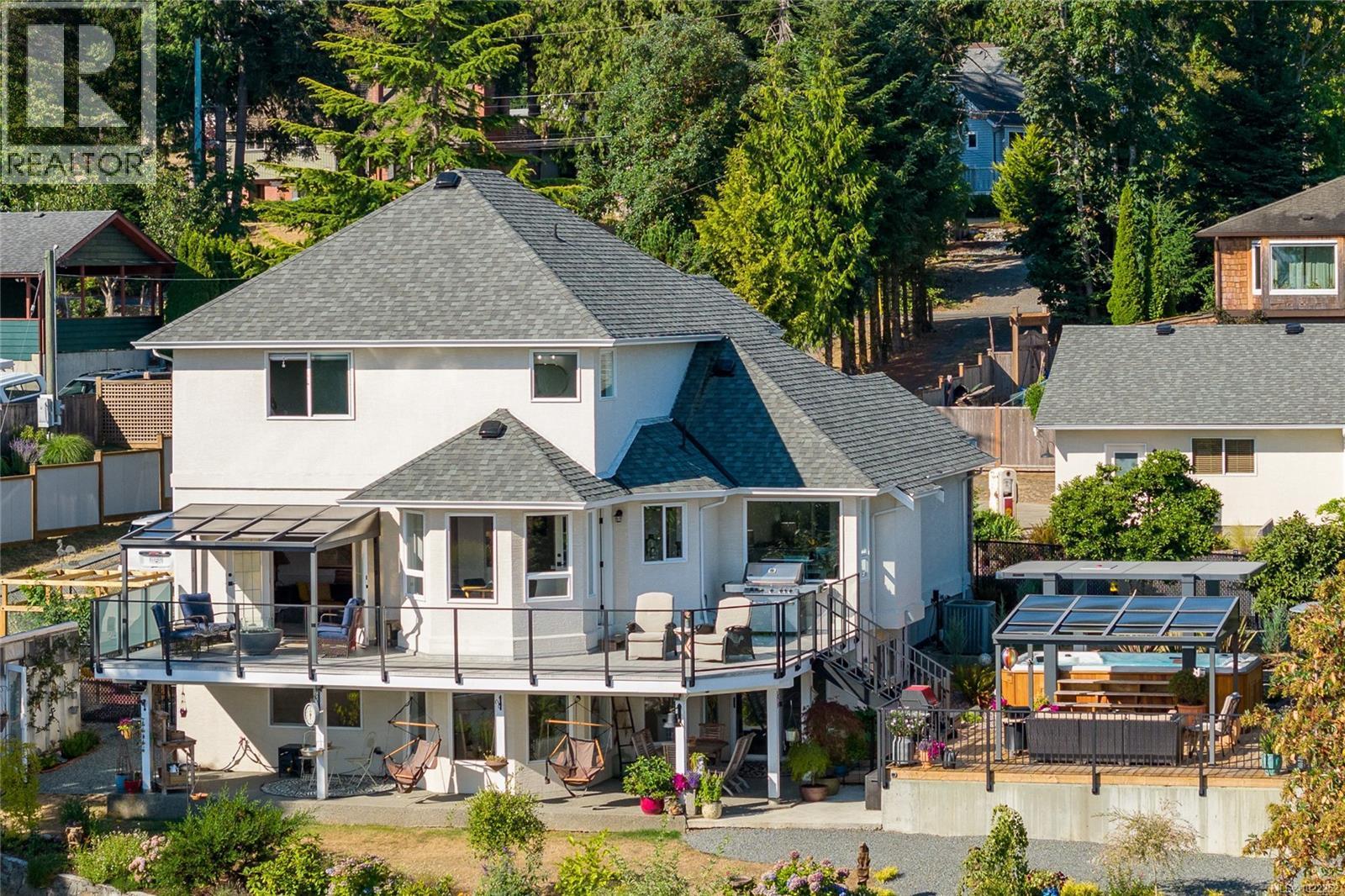 A beautiful home to fit the whole family, and all hobbies. - 10091 View St, Chemainus, BC - Outdoor With Deck Patio Veranda