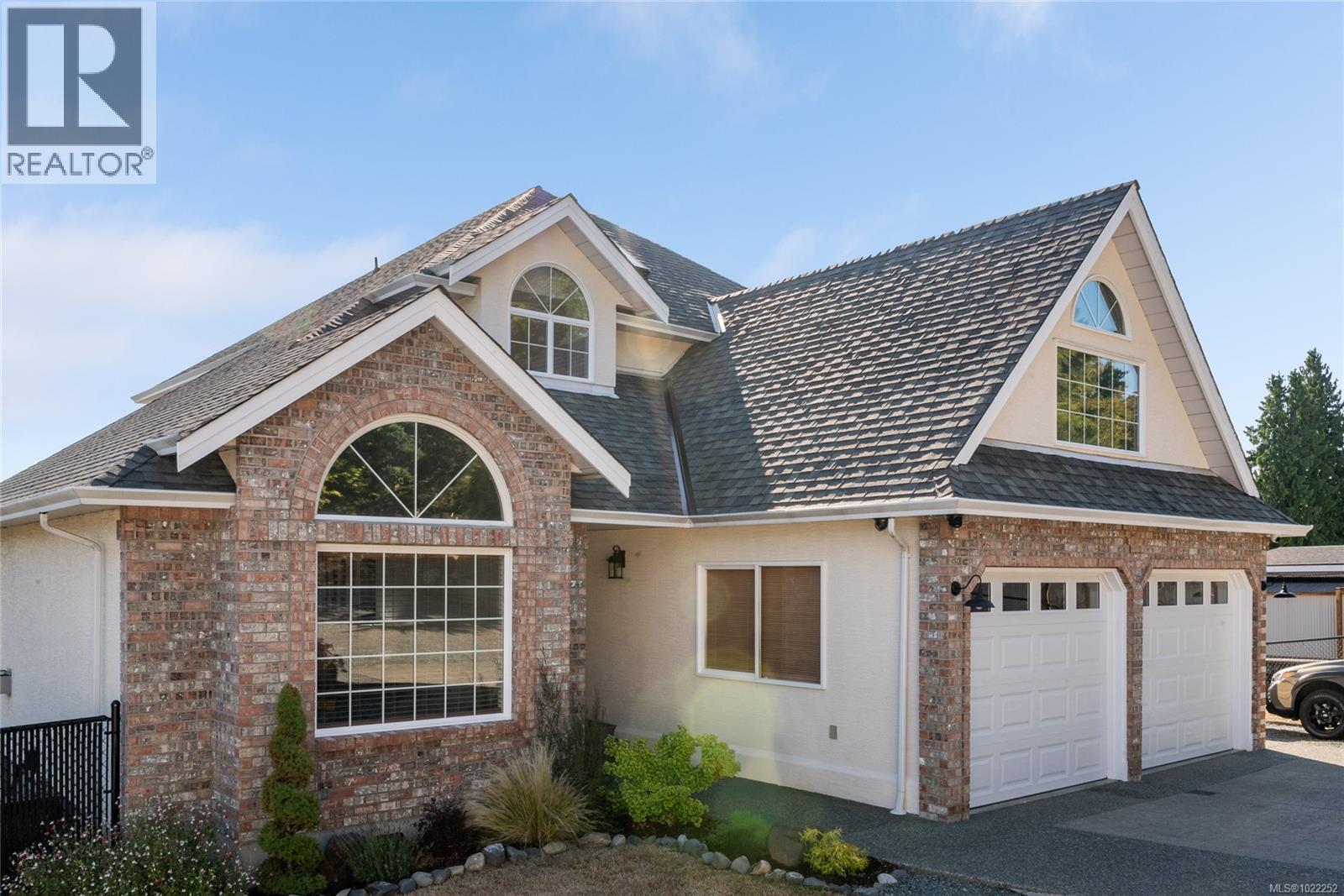 Double garage and bonus room above. - 10091 View St, Chemainus, BC - Outdoor